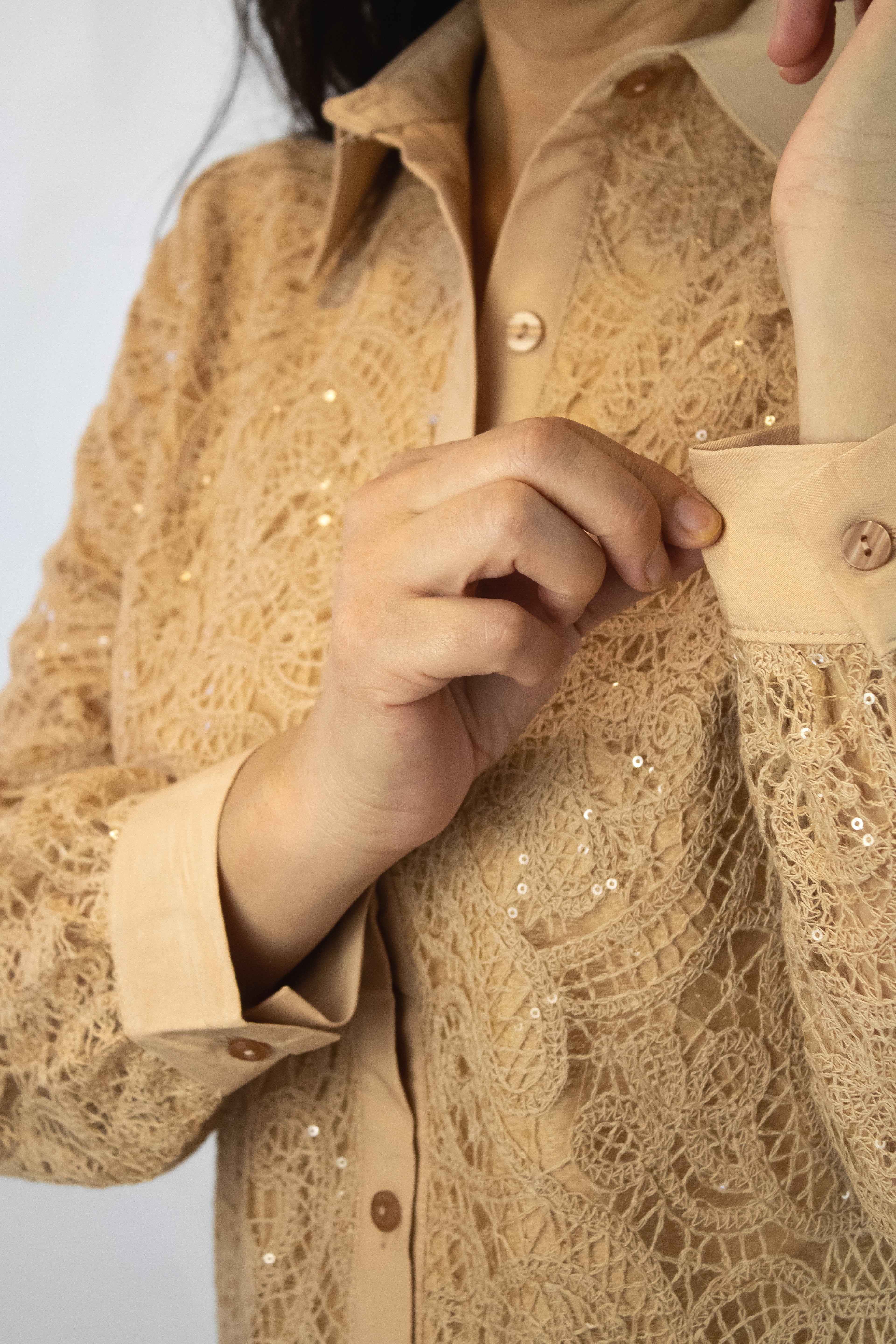 076-XMY25 Camisa Encaje Con Lentejuela Y Transparencia en Manga