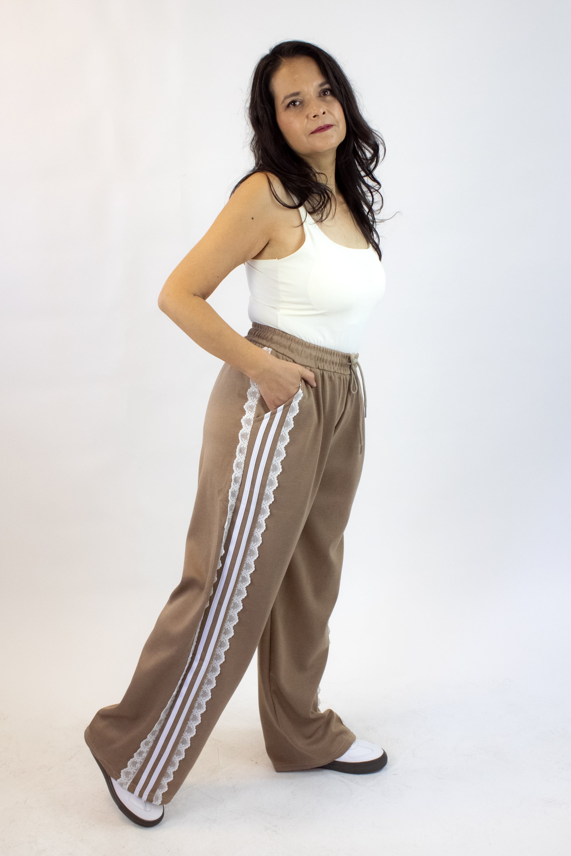 M90108 Pantalón con Elástico Bordado Lateral