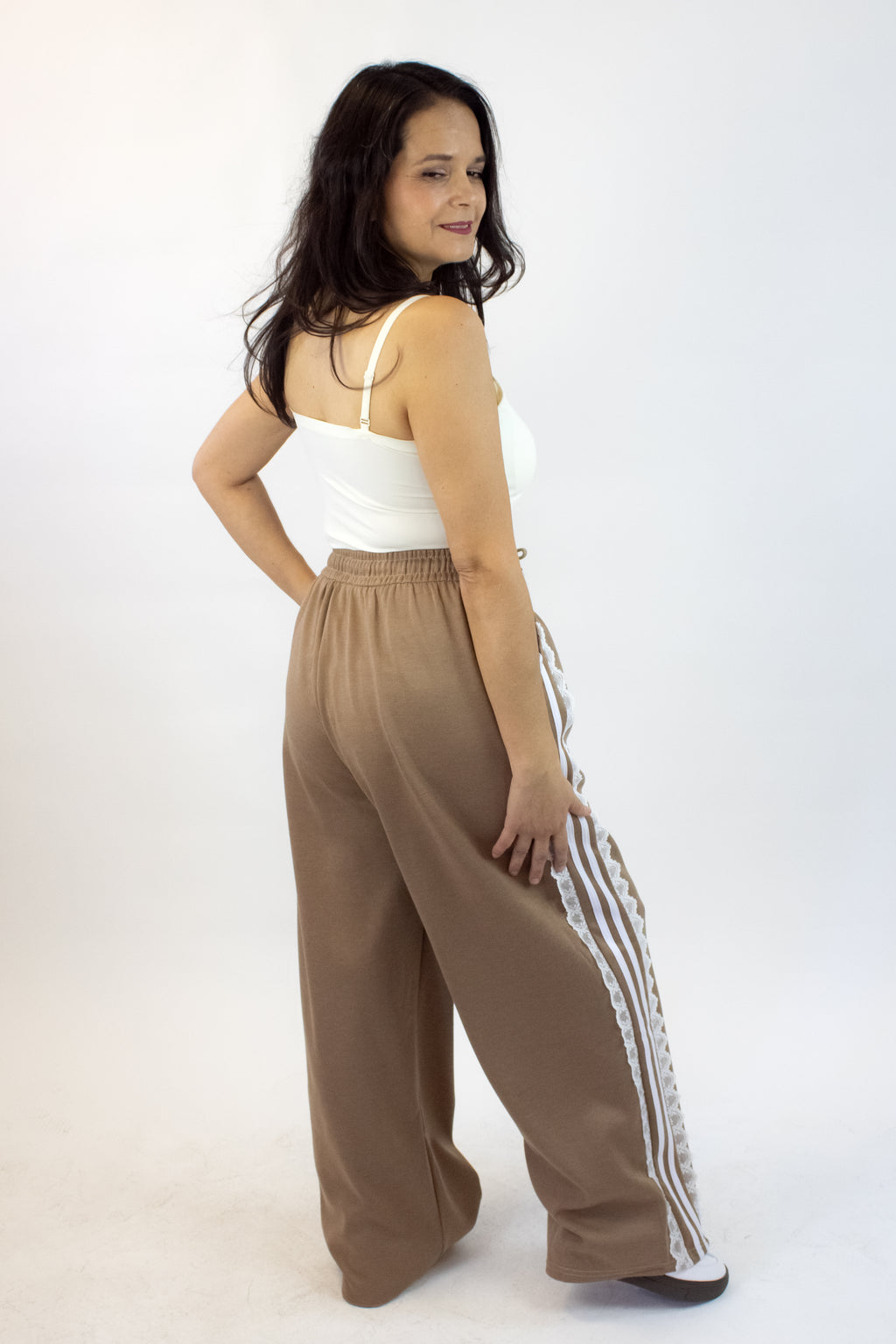 M90108 Pantalón con Elástico Bordado Lateral