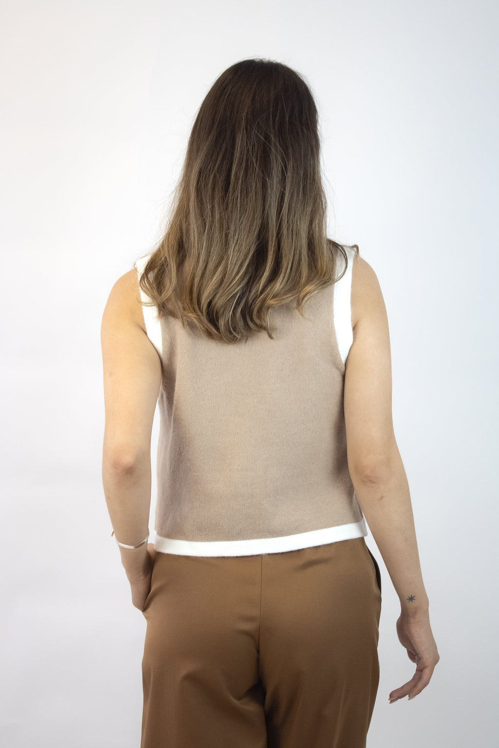 CE256692 Chaleco Corto Cuello V Afelpado Con Botones