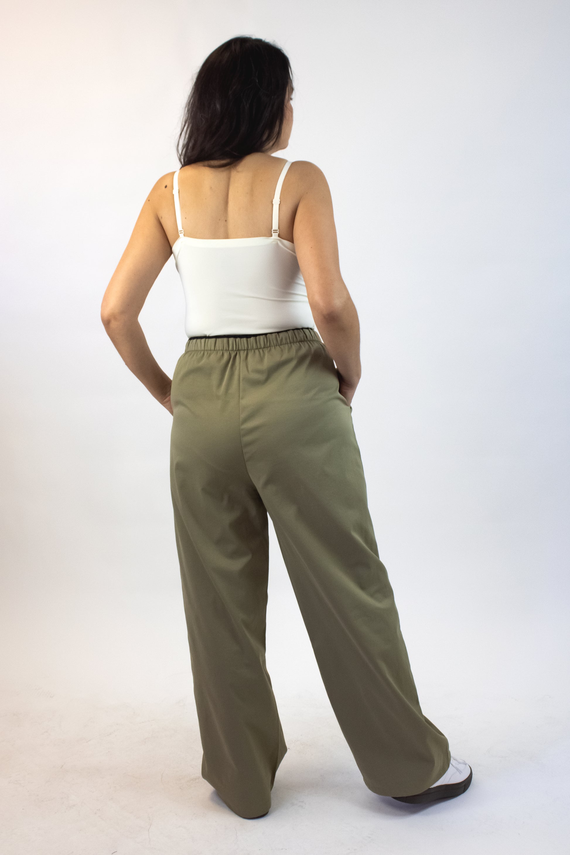 XM02043 Pantalonera con Bordado Superior