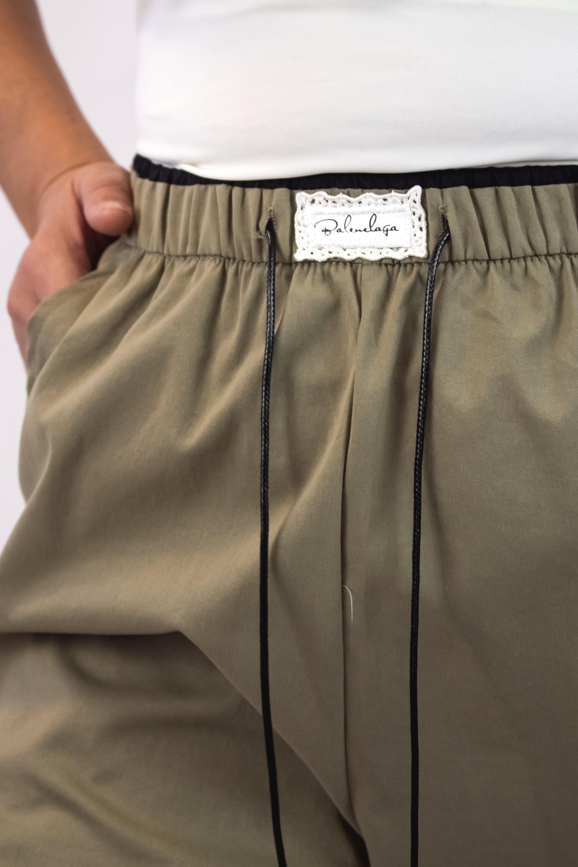 XM02043 Pantalonera con Bordado Superior