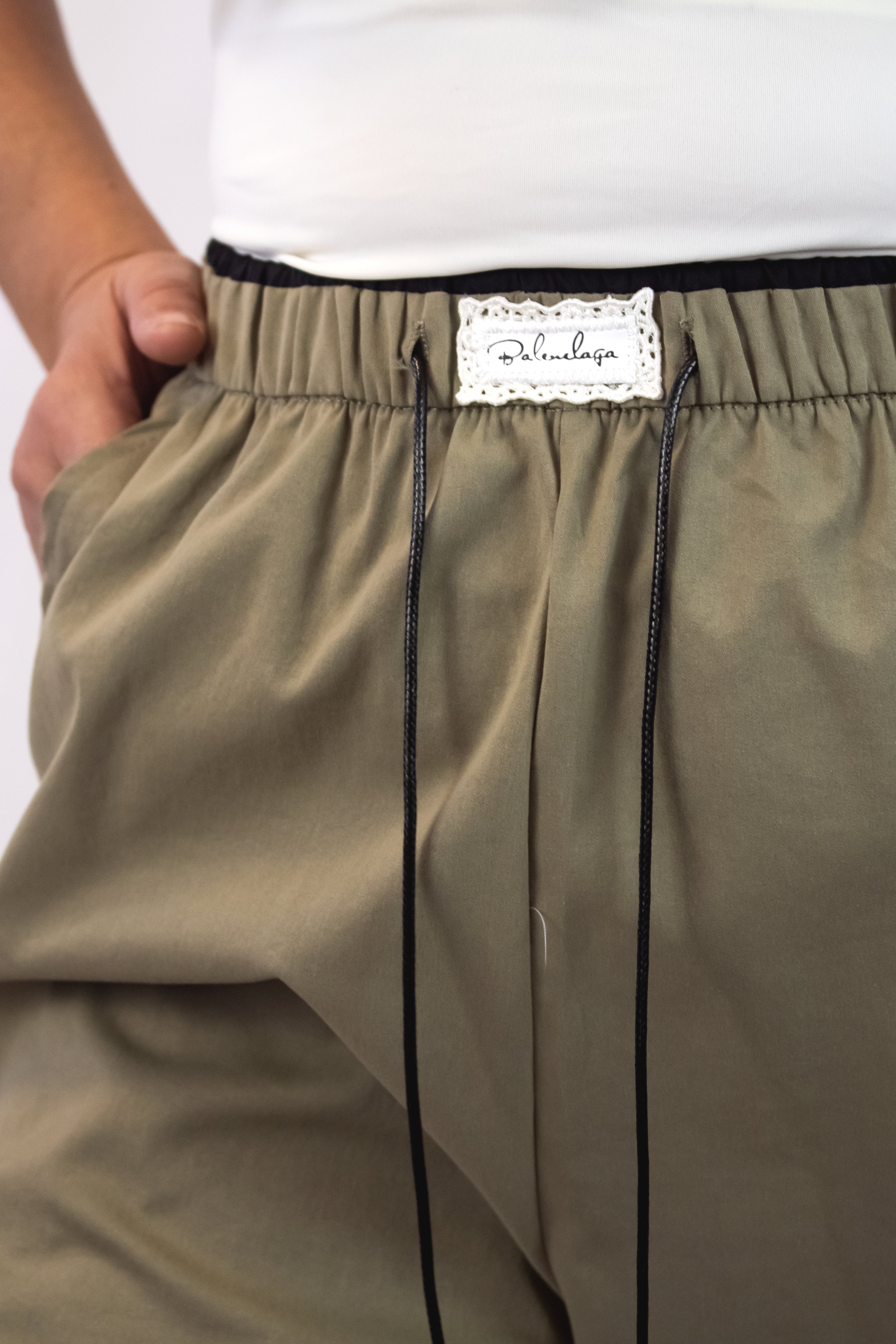 XM02043 Pantalonera con Bordado Superior