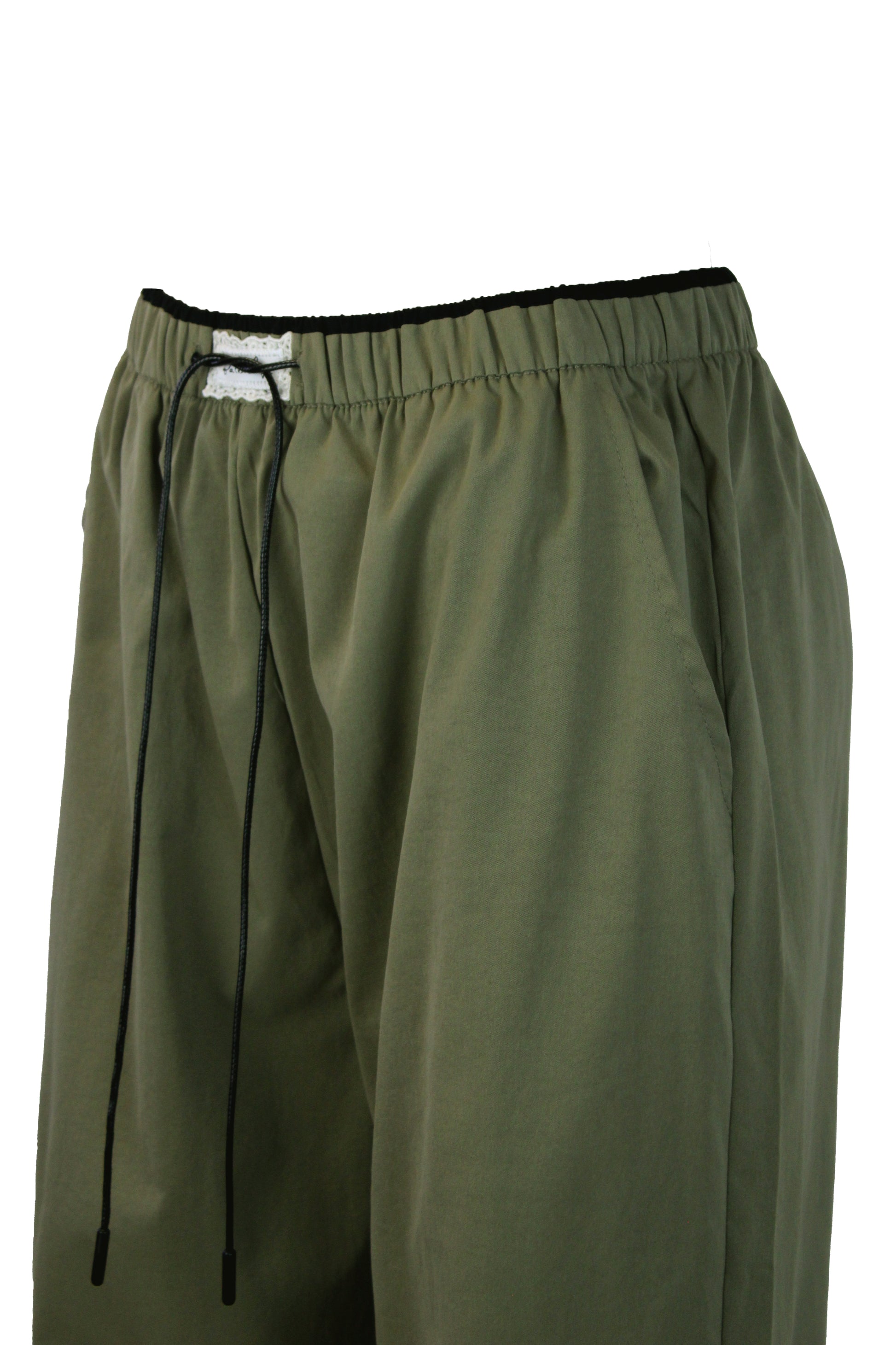XM02043 Pantalonera con Bordado Superior