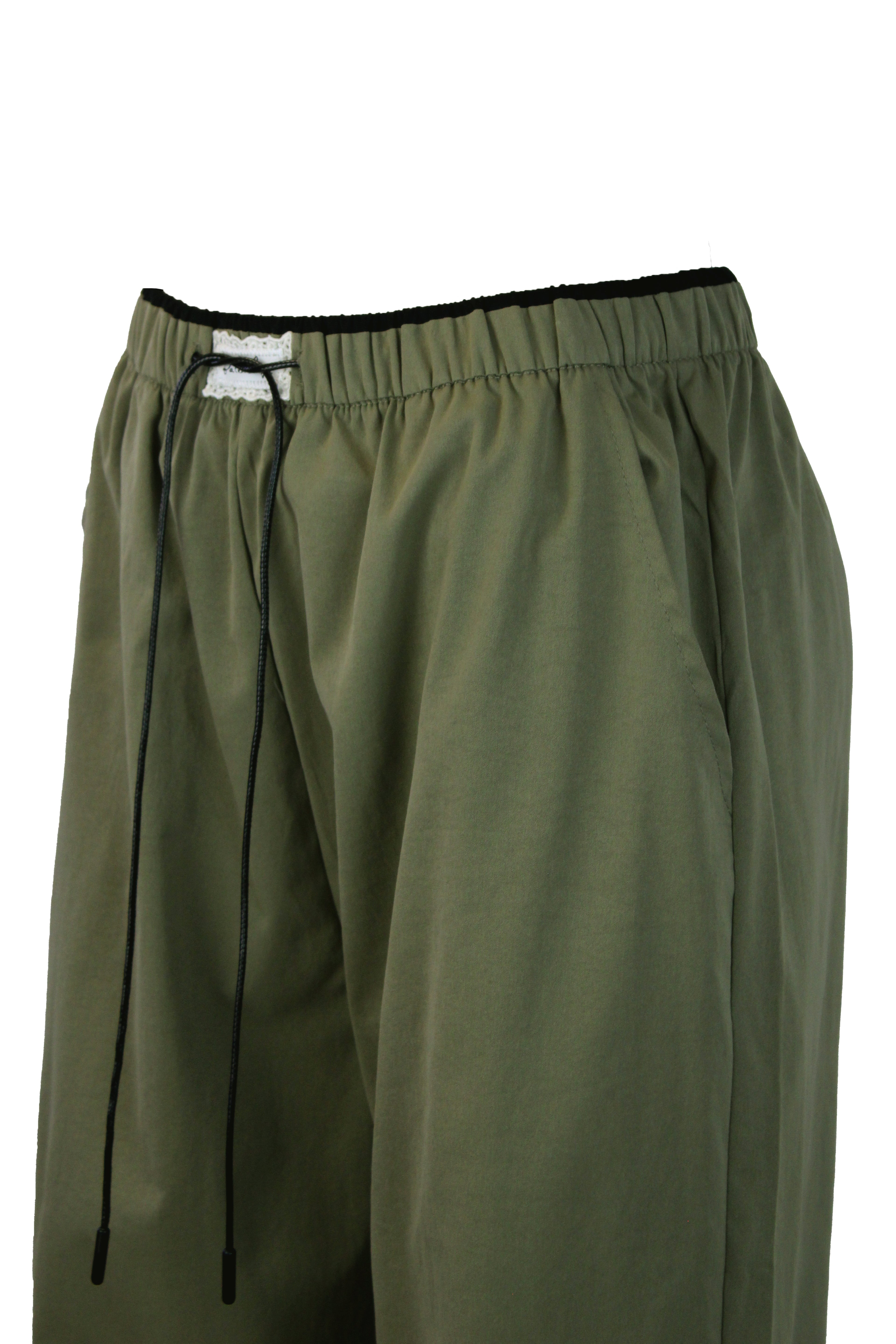 XM02043 Pantalonera con Bordado Superior