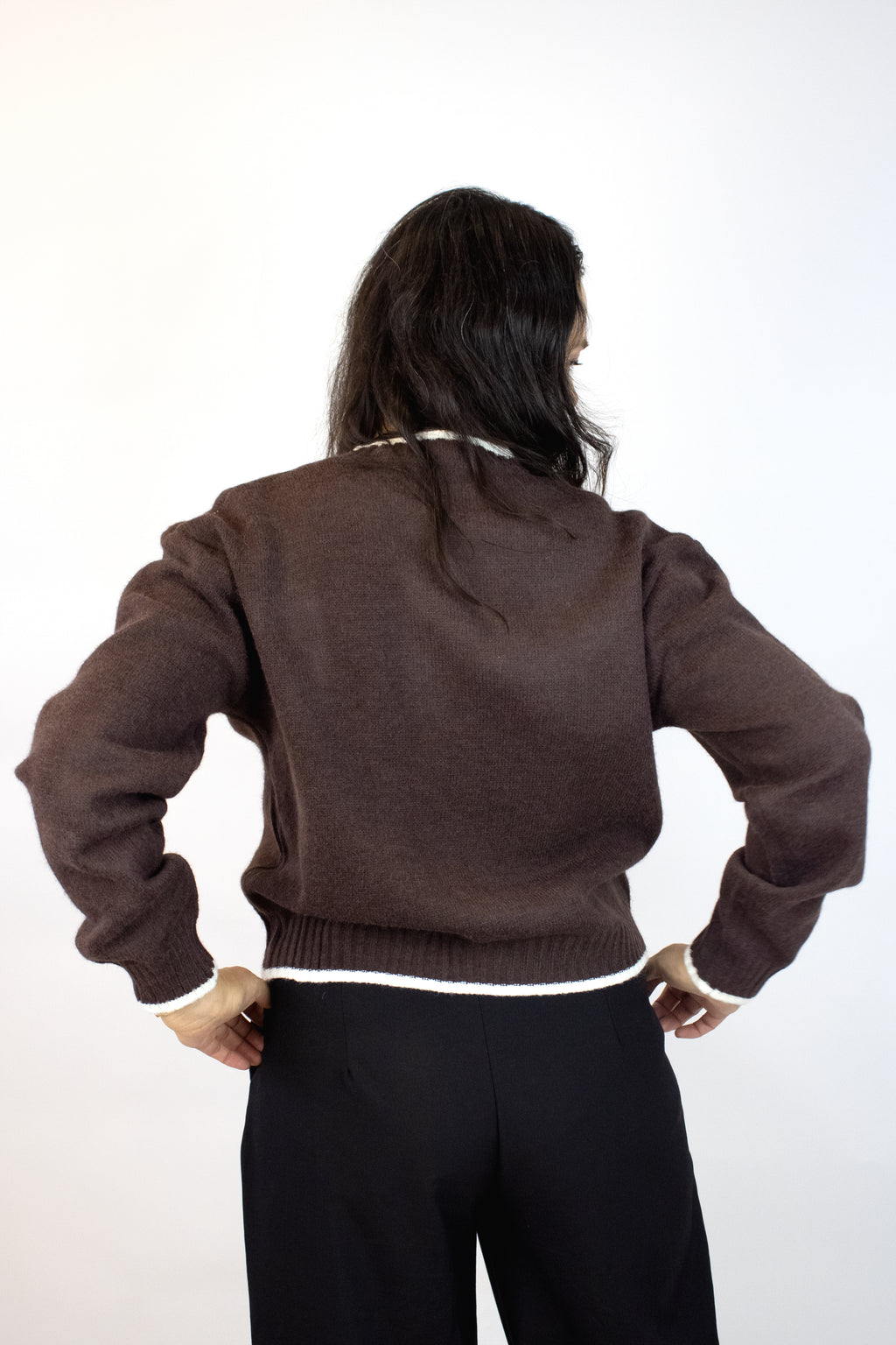 MKN-24222 Suéter tipo Chaleco Flores Bordadas