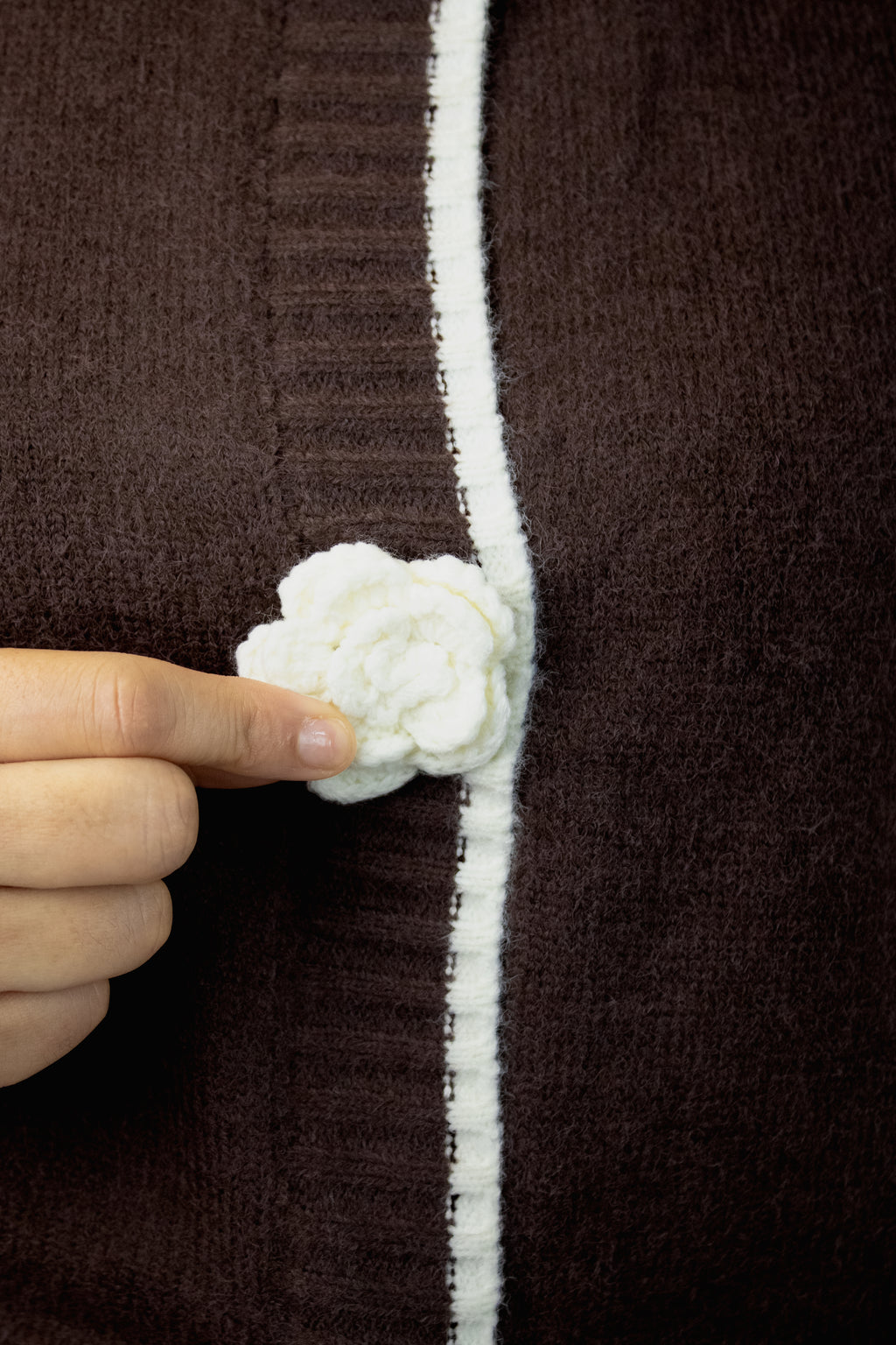 MKN-24222 Suéter tipo Chaleco Flores Bordadas