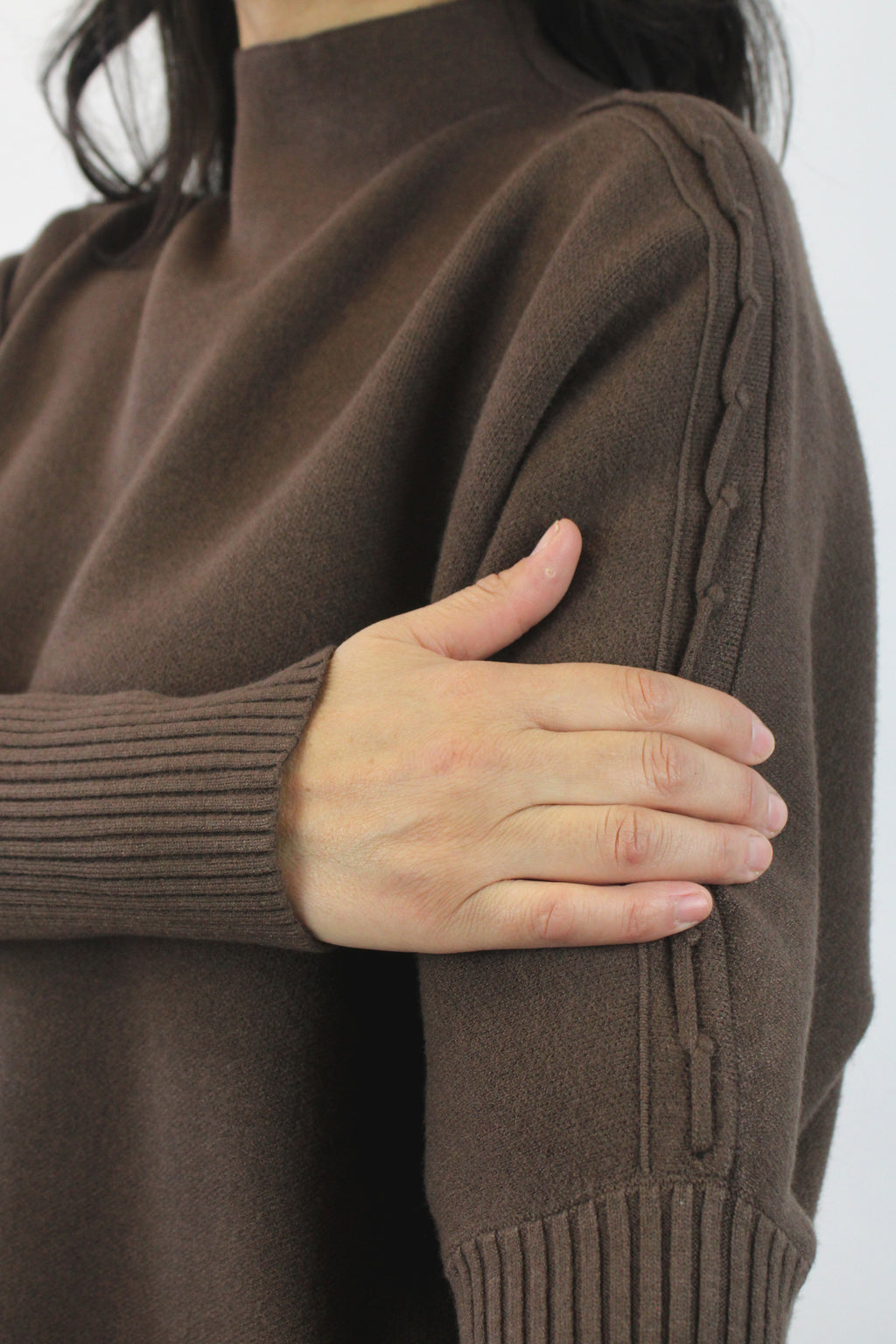 OJ-2763 Suéter Tejido y Tiras con Nudos en Mangas