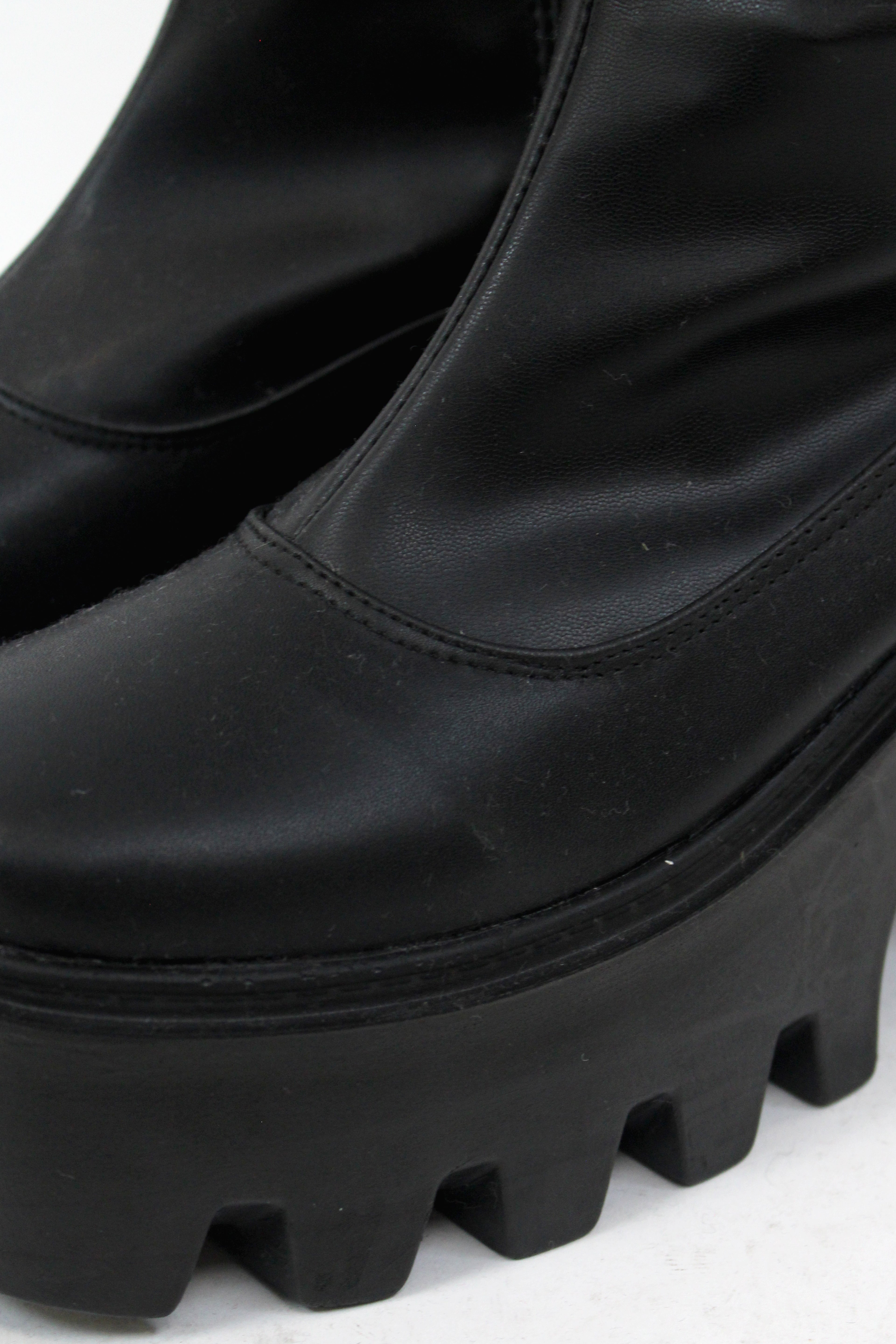 5044 Bota Larga Suela Track Punta Cuadrada