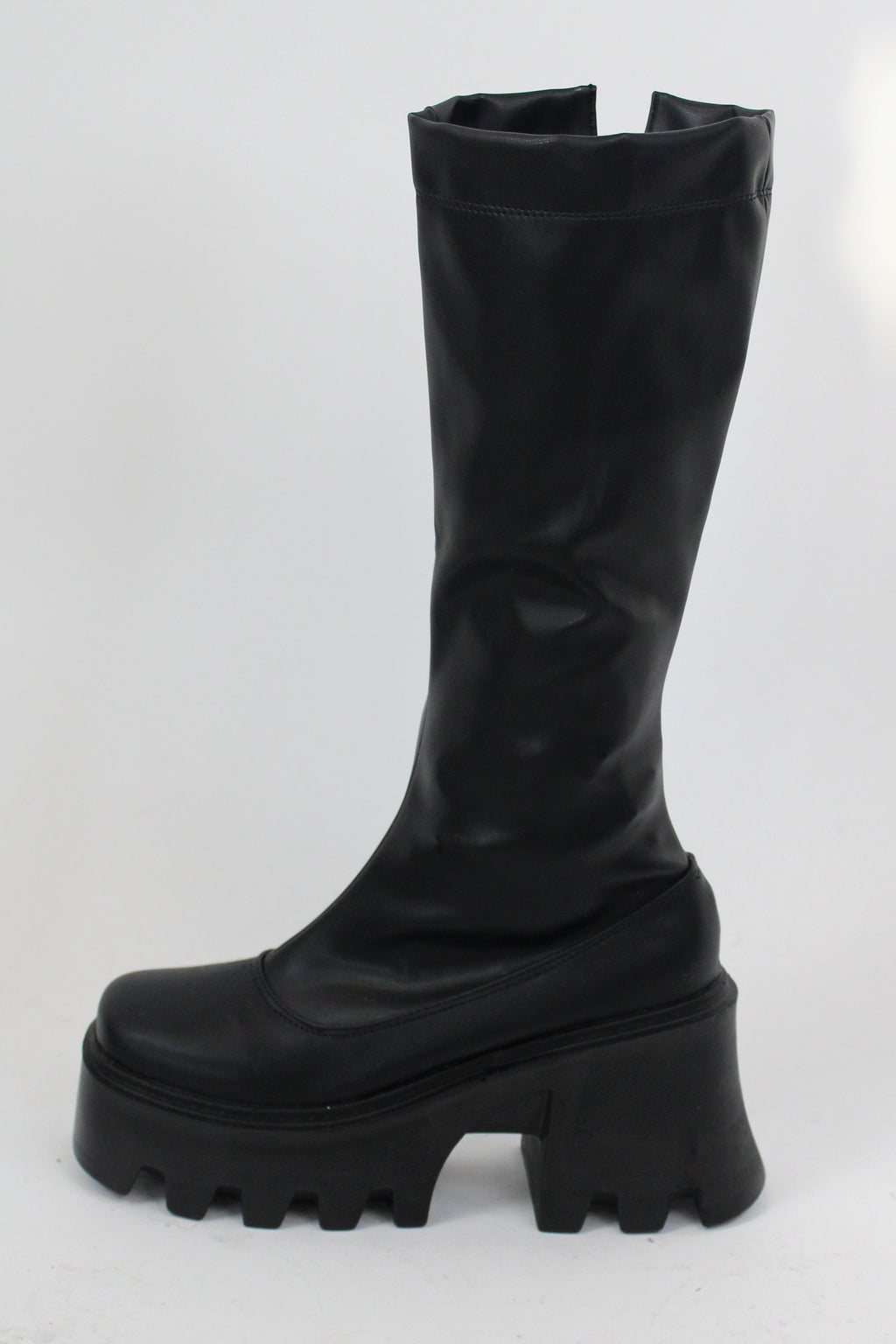 5044 Bota Larga Suela Track Punta Cuadrada