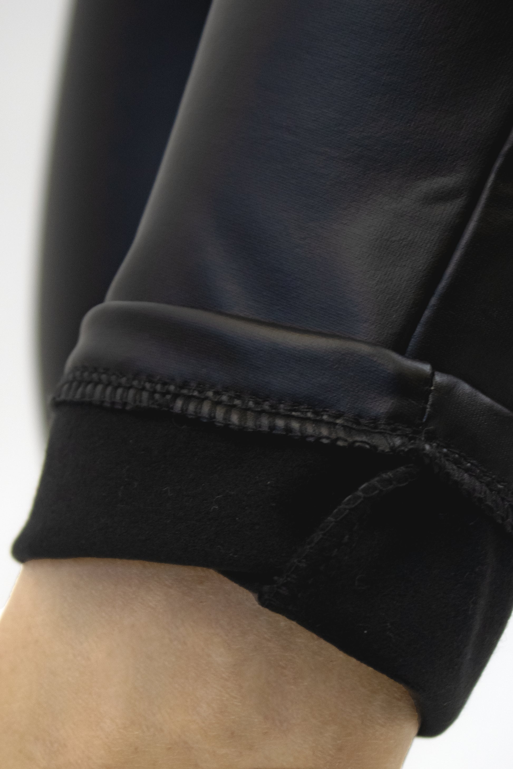 22284 Pantalón Semi Recto Vinipiel con Elástico