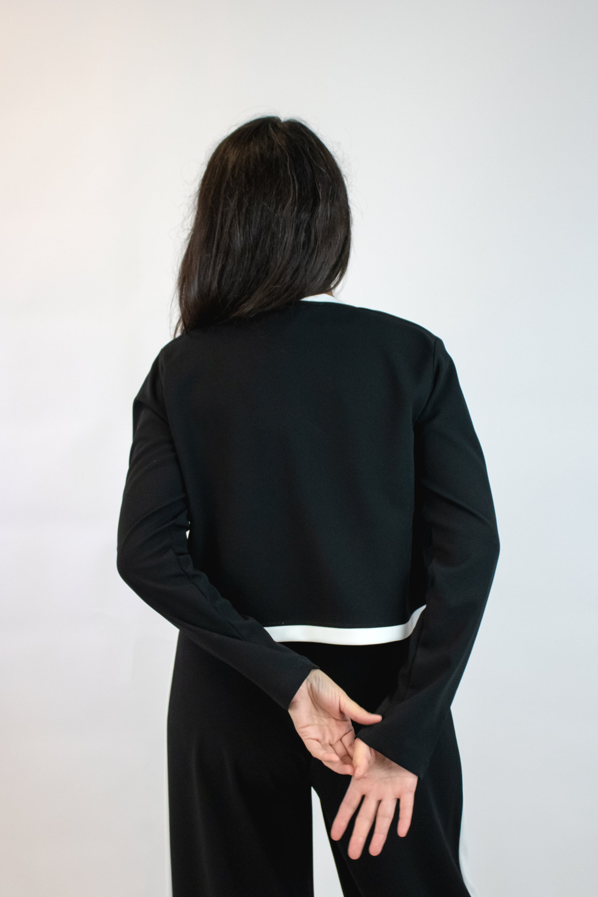 1218TCLJ Conjunto con Saco Abierto Orilla Rayada con Bolsas