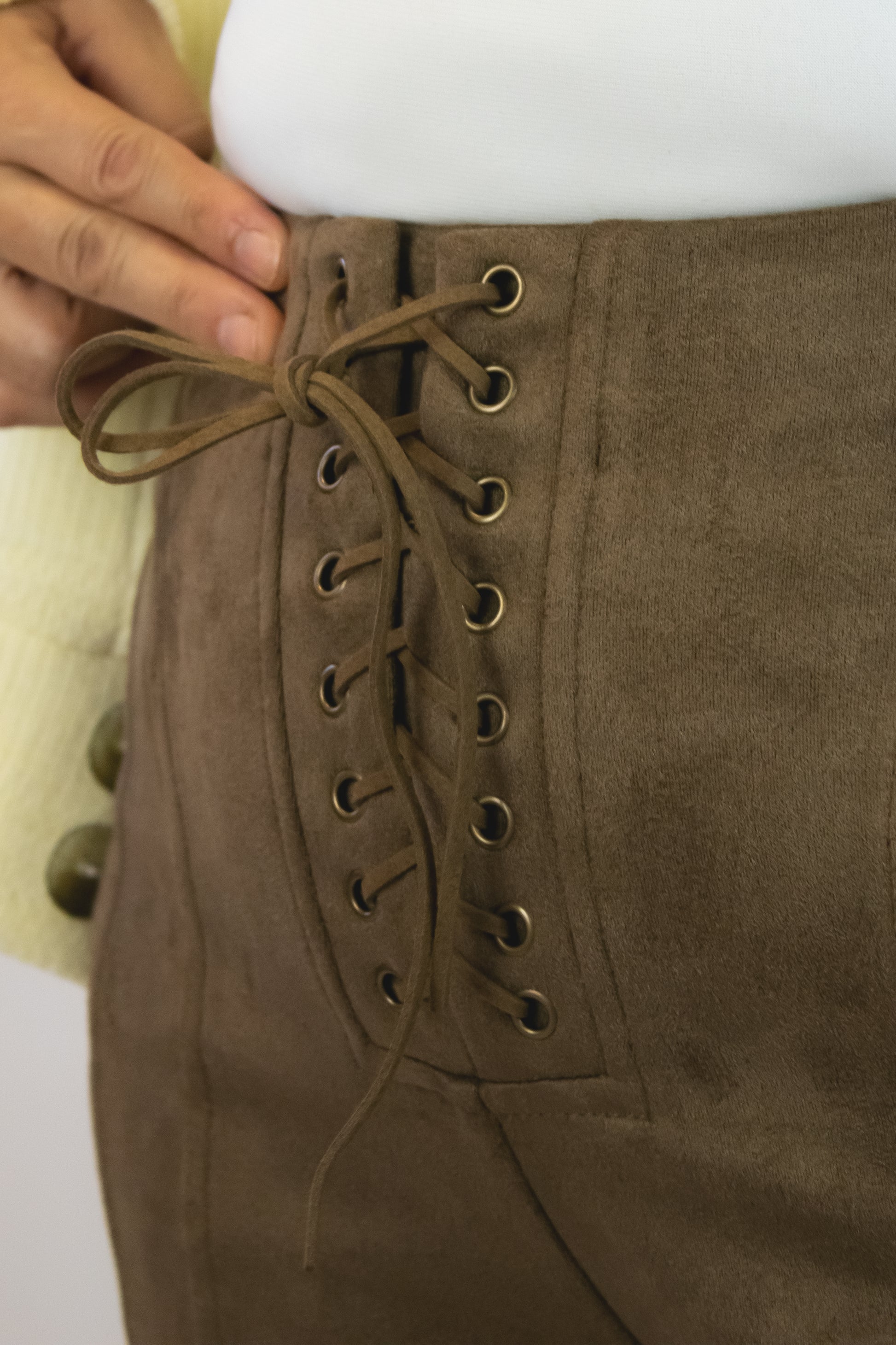 PS25905 Pantalón Acampanado de Gamuza con Cordón Alfrente