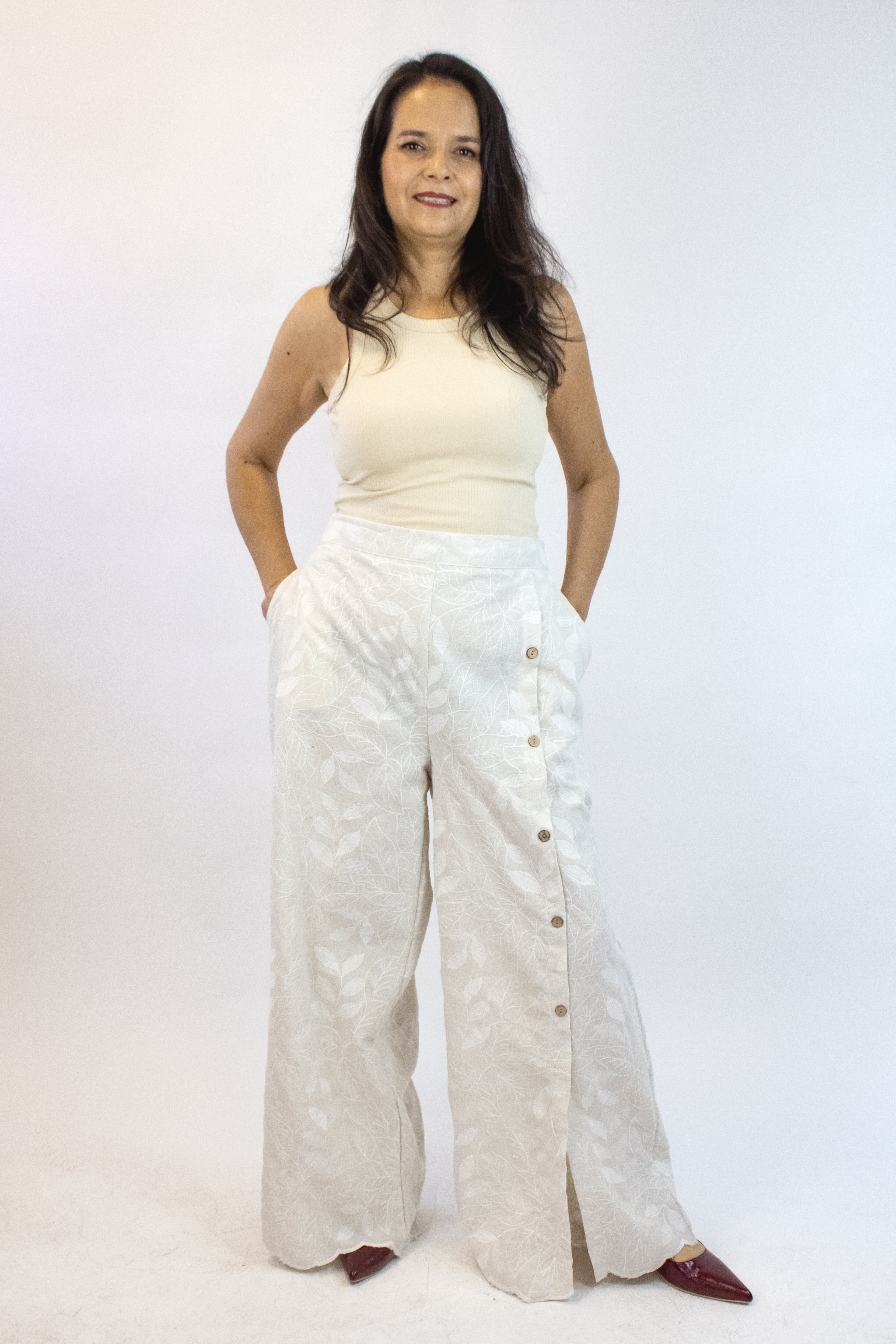 12590 Pantalón Bordado Hojas Cintura Alta