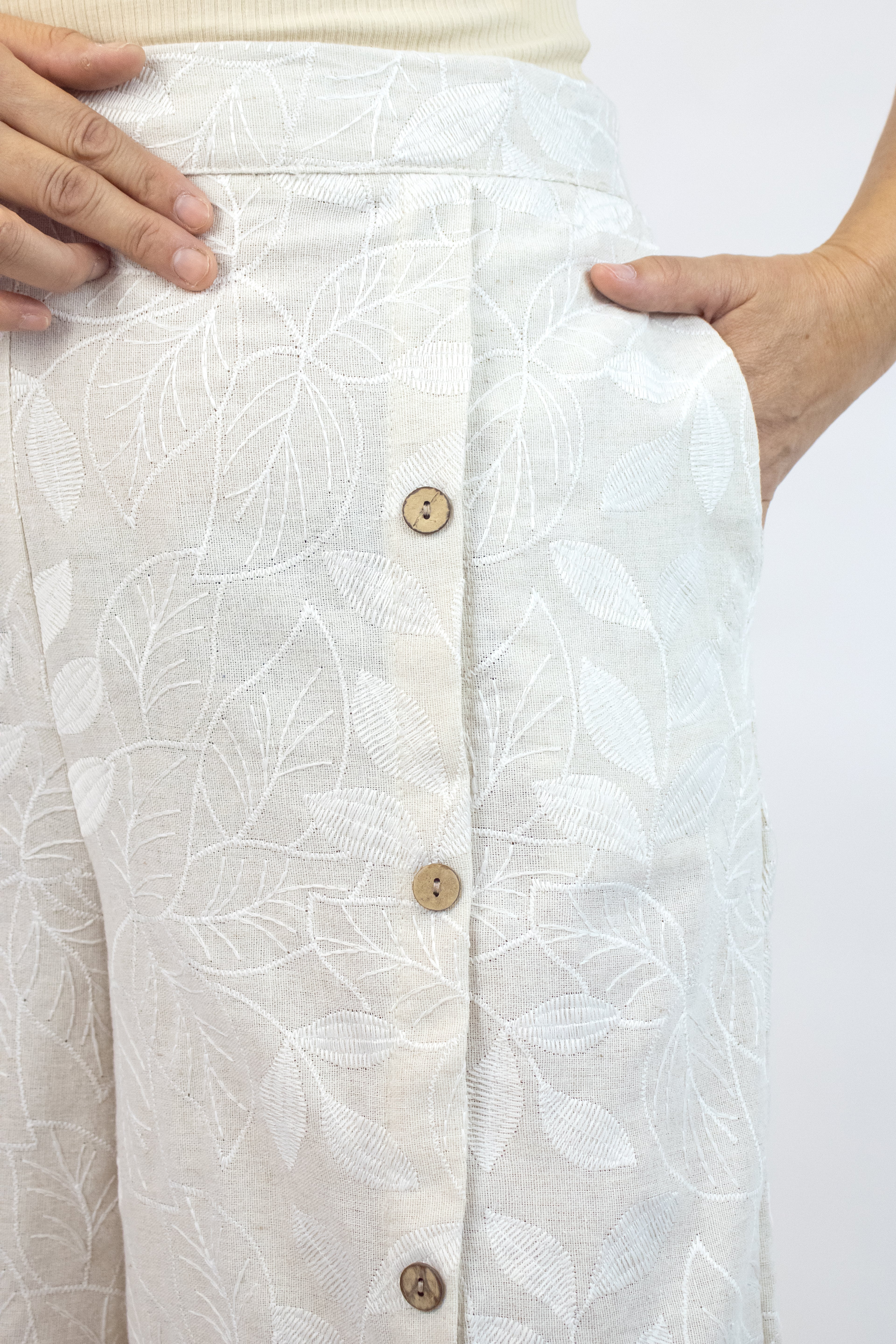 12590 Pantalón Bordado Hojas Cintura Alta