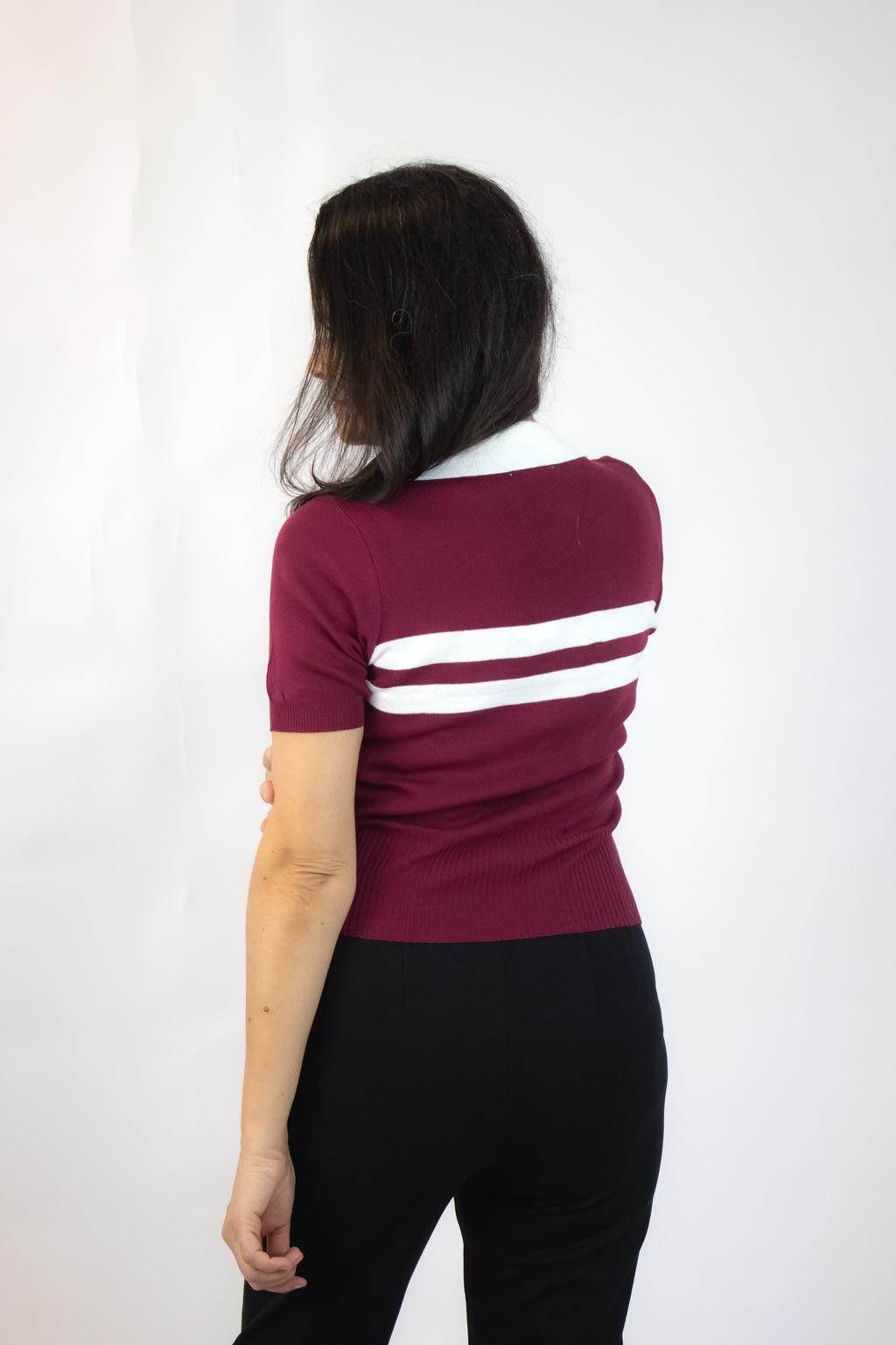 M-1086 Blusa Corta de Cuello Tipo Camisa y Dos Franjas