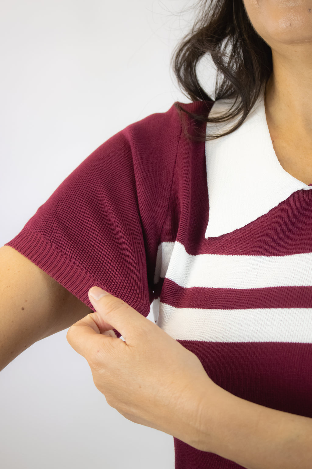 M-1086 Blusa Corta de Cuello Tipo Camisa y Dos Franjas