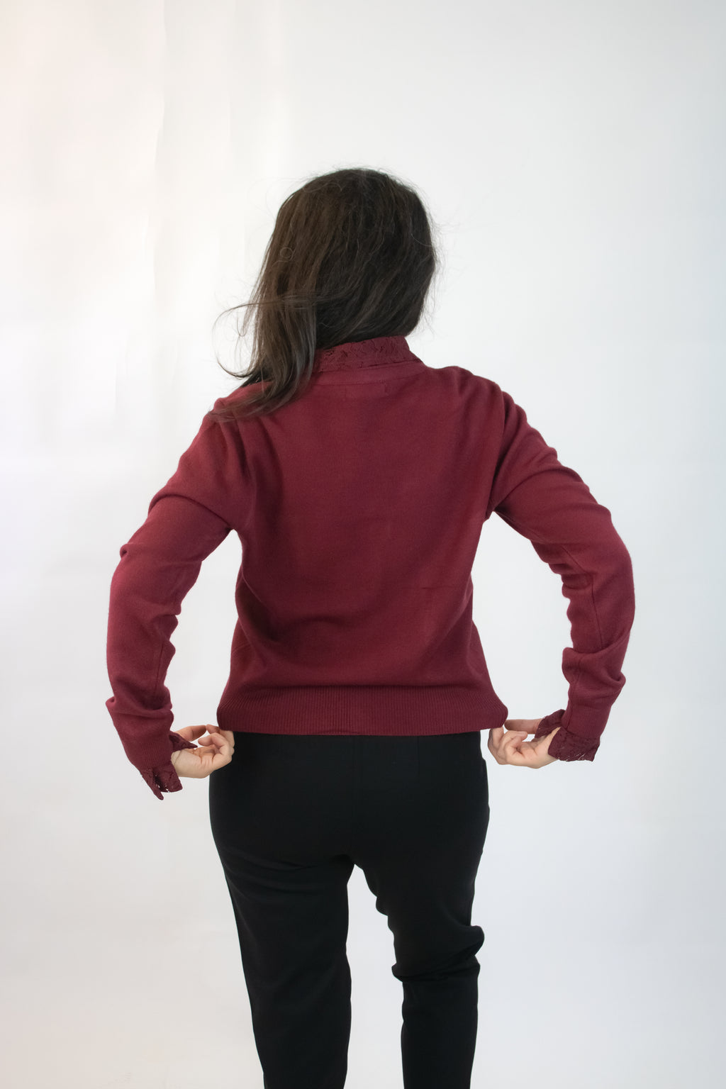 T3329 Suéter con Cuello y Pecho de Encaje