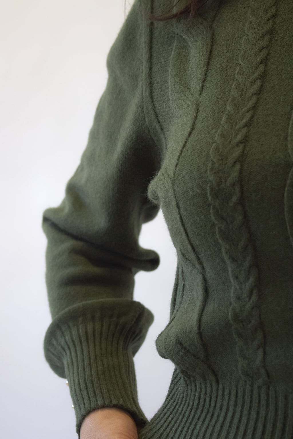 1276 Suéter Tejido con Trenzas y Botones en Manga