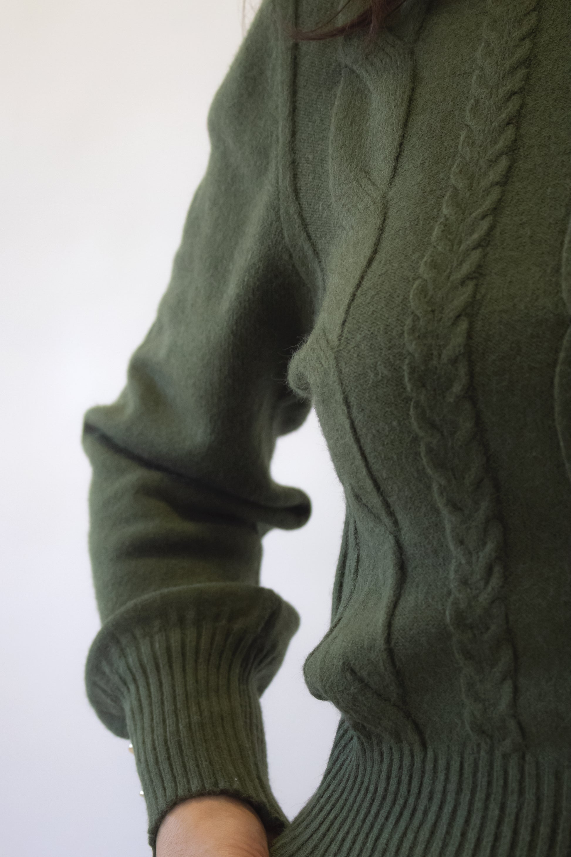 1276 Suéter Tejido con Trenzas y Botones en Manga