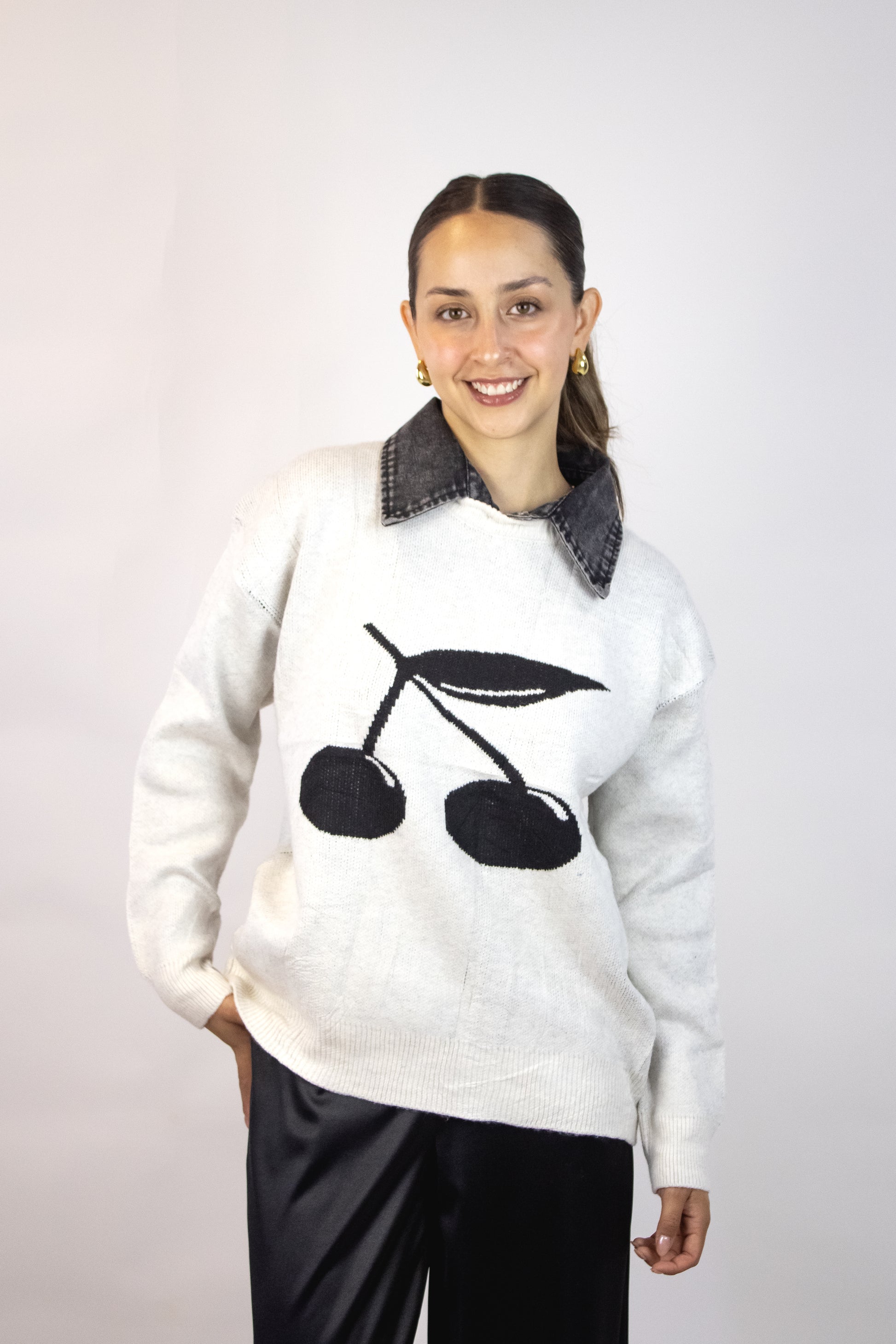 M50066 Suéter Tejido Cuello V Con Cereza Al Centro