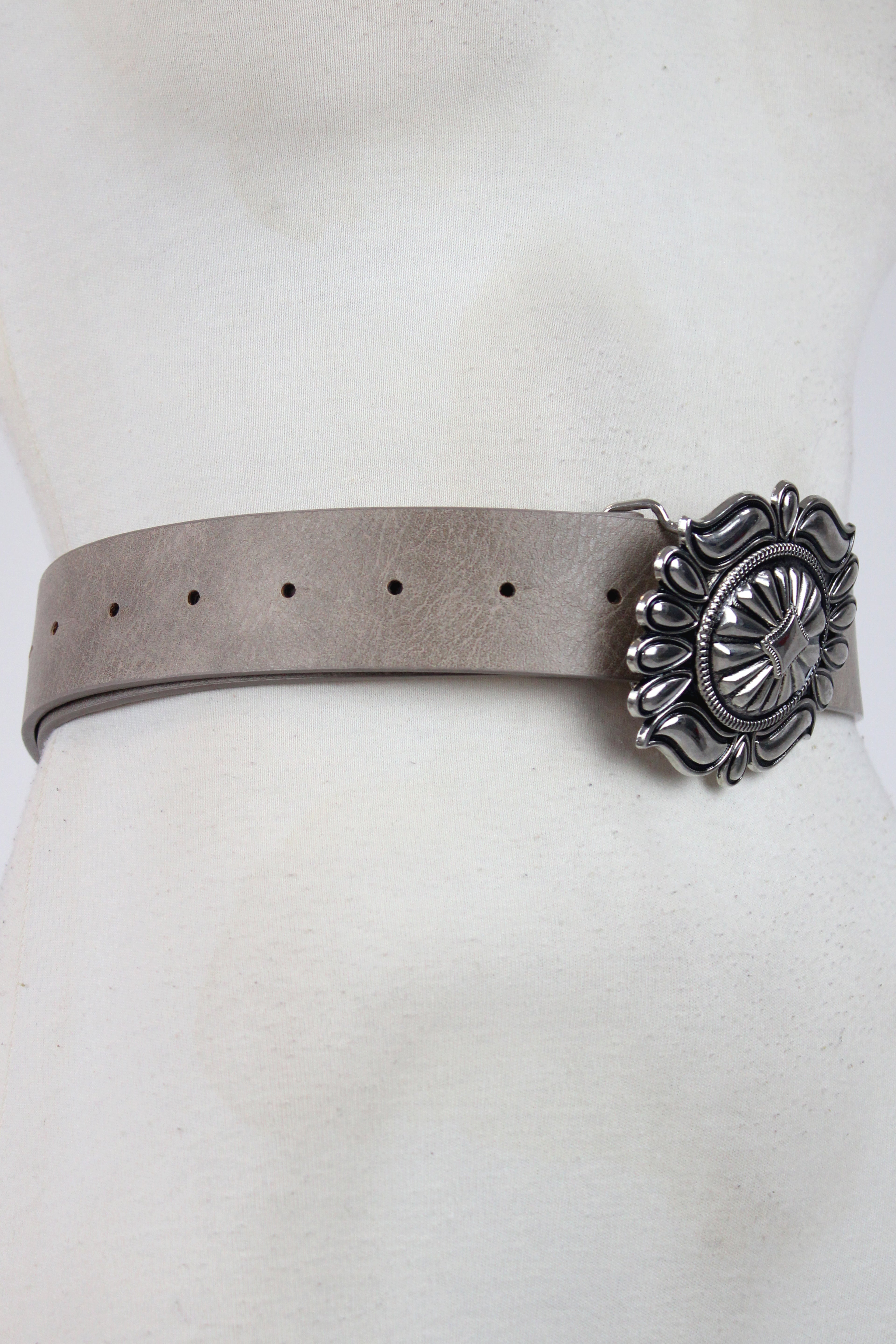 38026 Cinto Liso Hebilla Flor Grabada