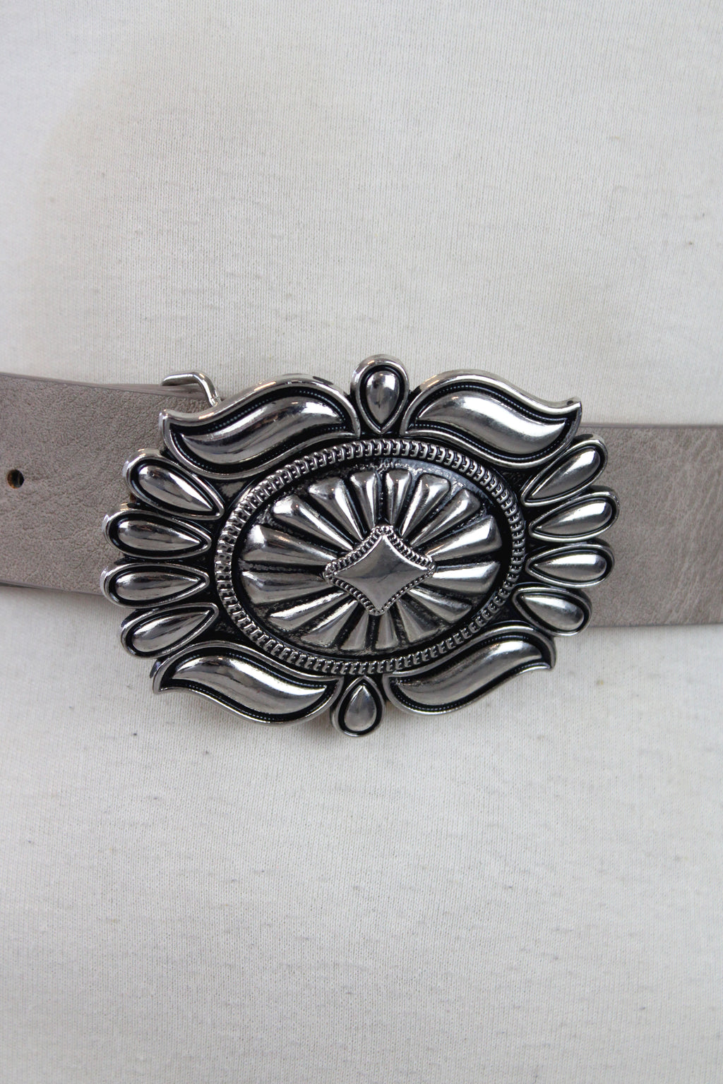 38026 Cinto Liso Hebilla Flor Grabada