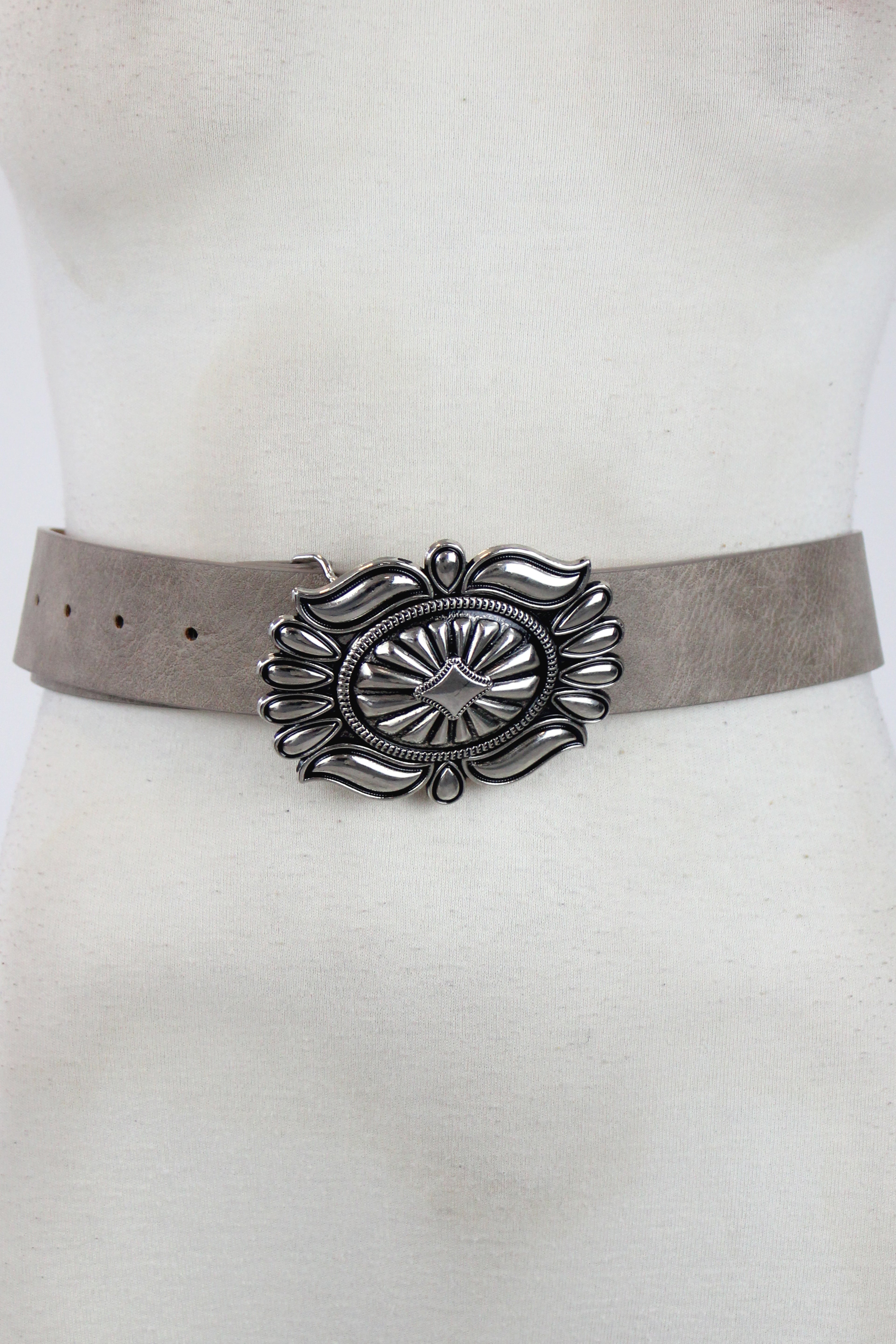 38026 Cinto Liso Hebilla Flor Grabada
