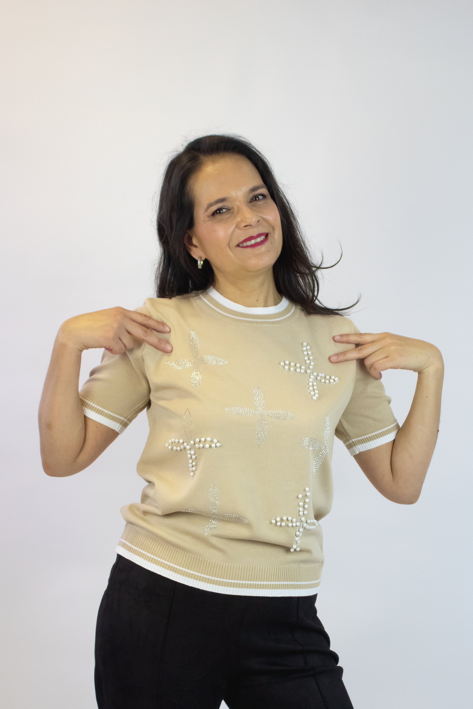 M1105 Blusa con Franjas y Flores de Brillos y Perlas