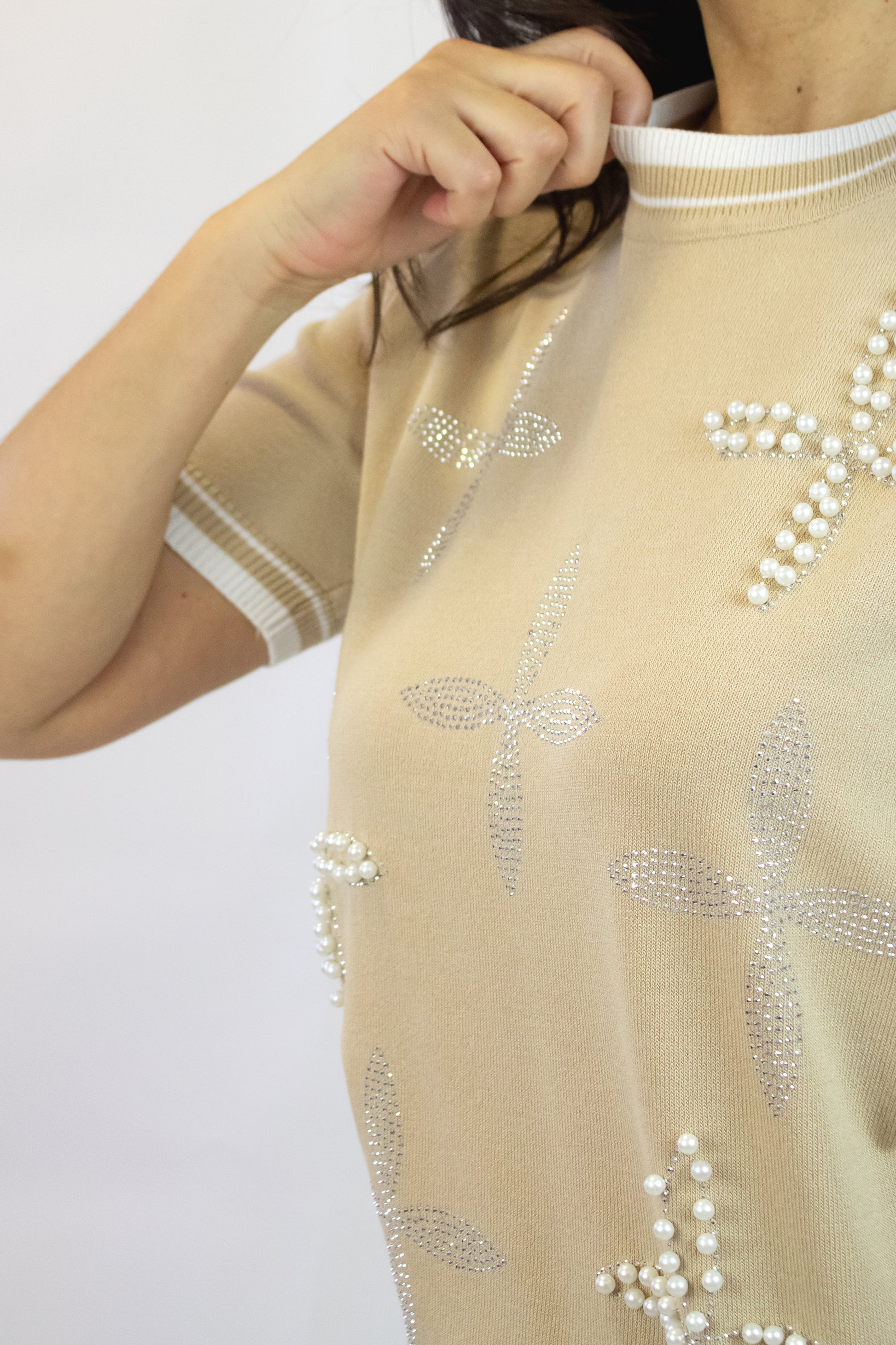 M1105 Blusa con Franjas y Flores de Brillos y Perlas