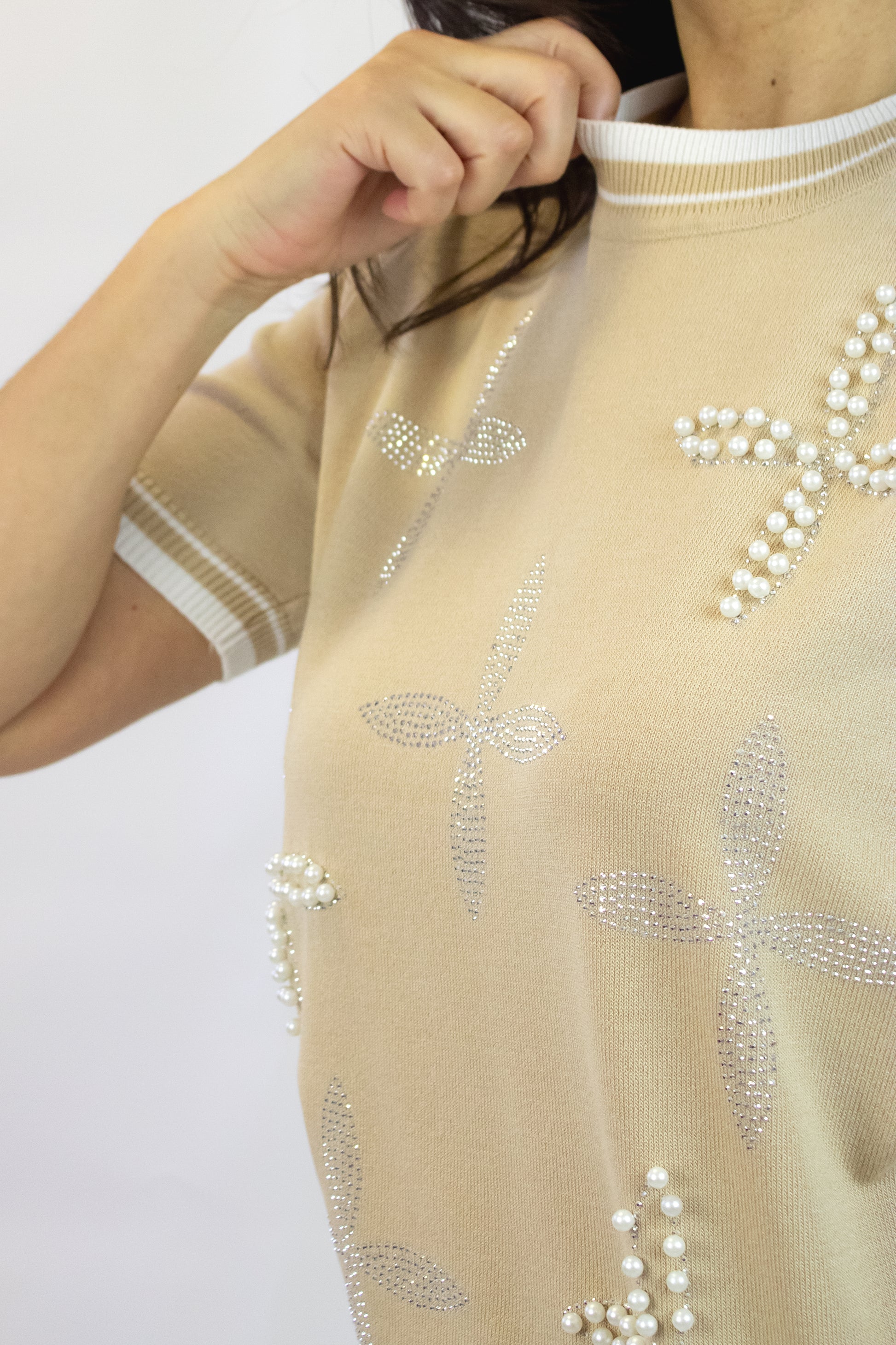 M1105 Blusa con Franjas y Flores de Brillos y Perlas