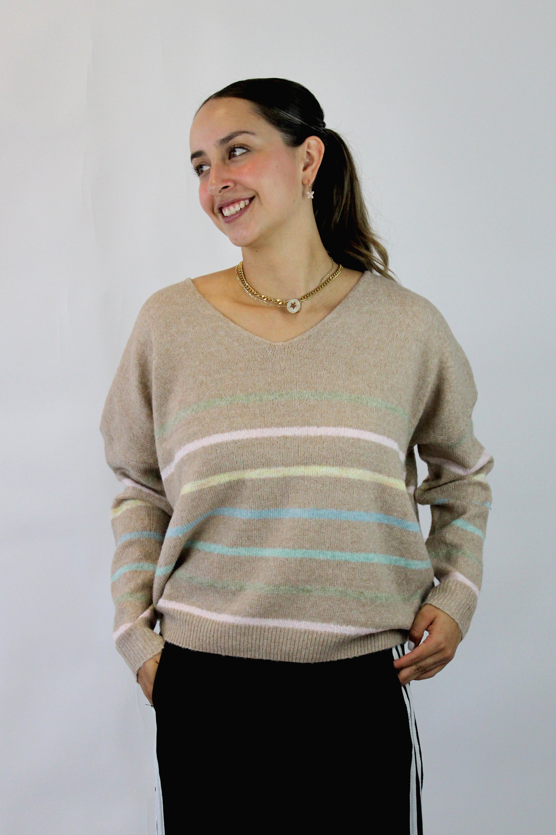 5003 Suéter Cuello V Líneas Colores