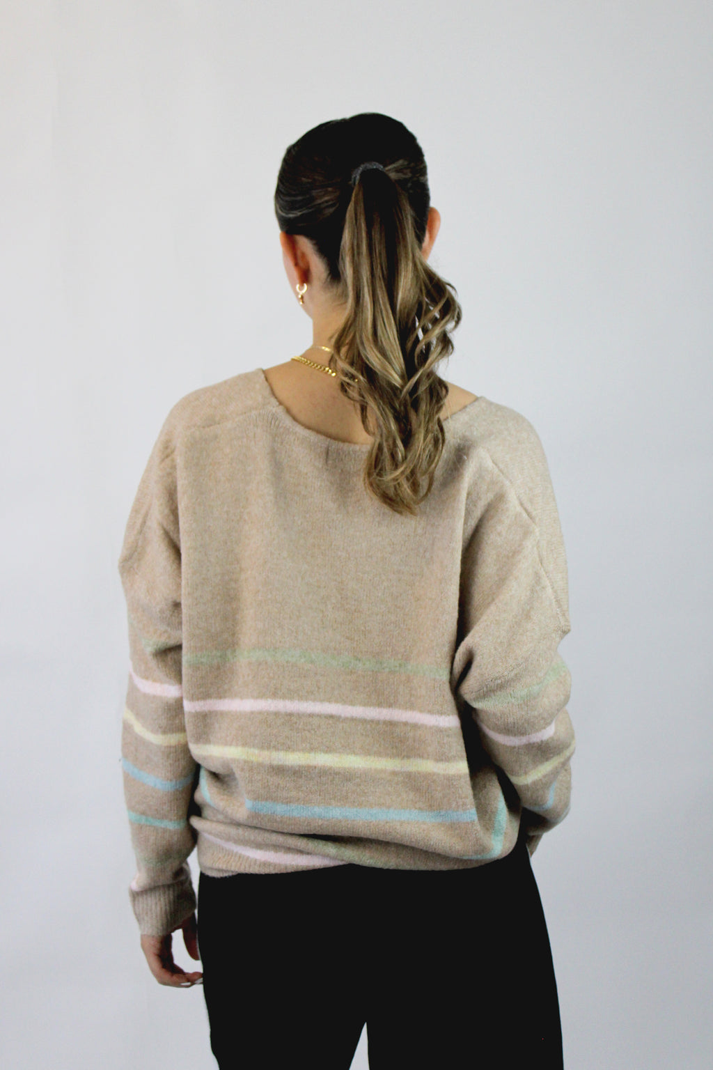 5003 Suéter Cuello V Líneas Colores