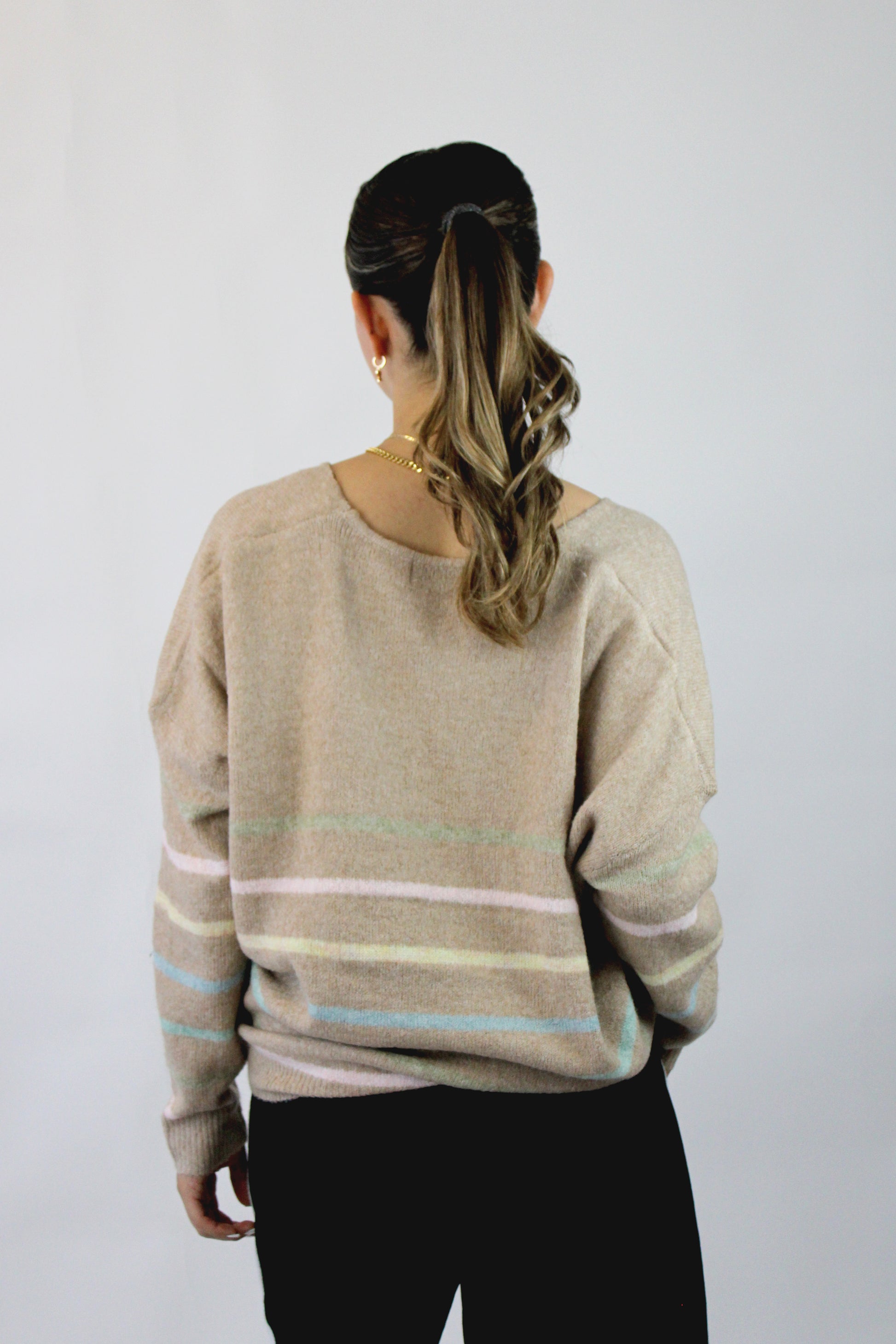 5003 Suéter Cuello V Líneas Colores