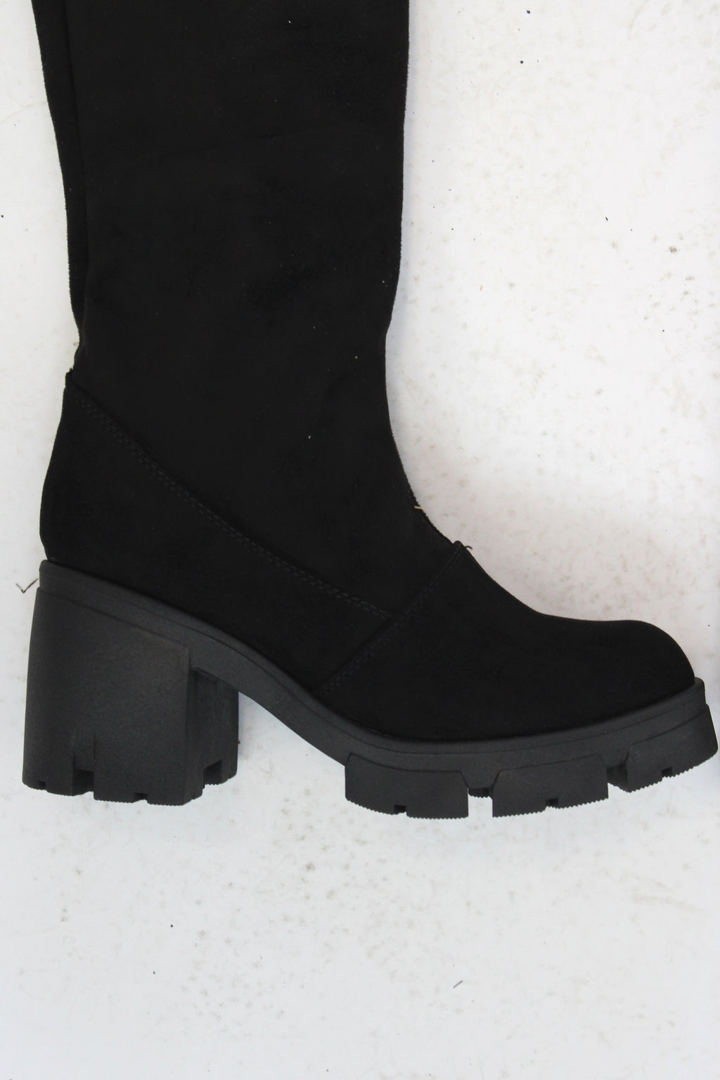 BT24 Bota Larga Nobuk con Ajuste