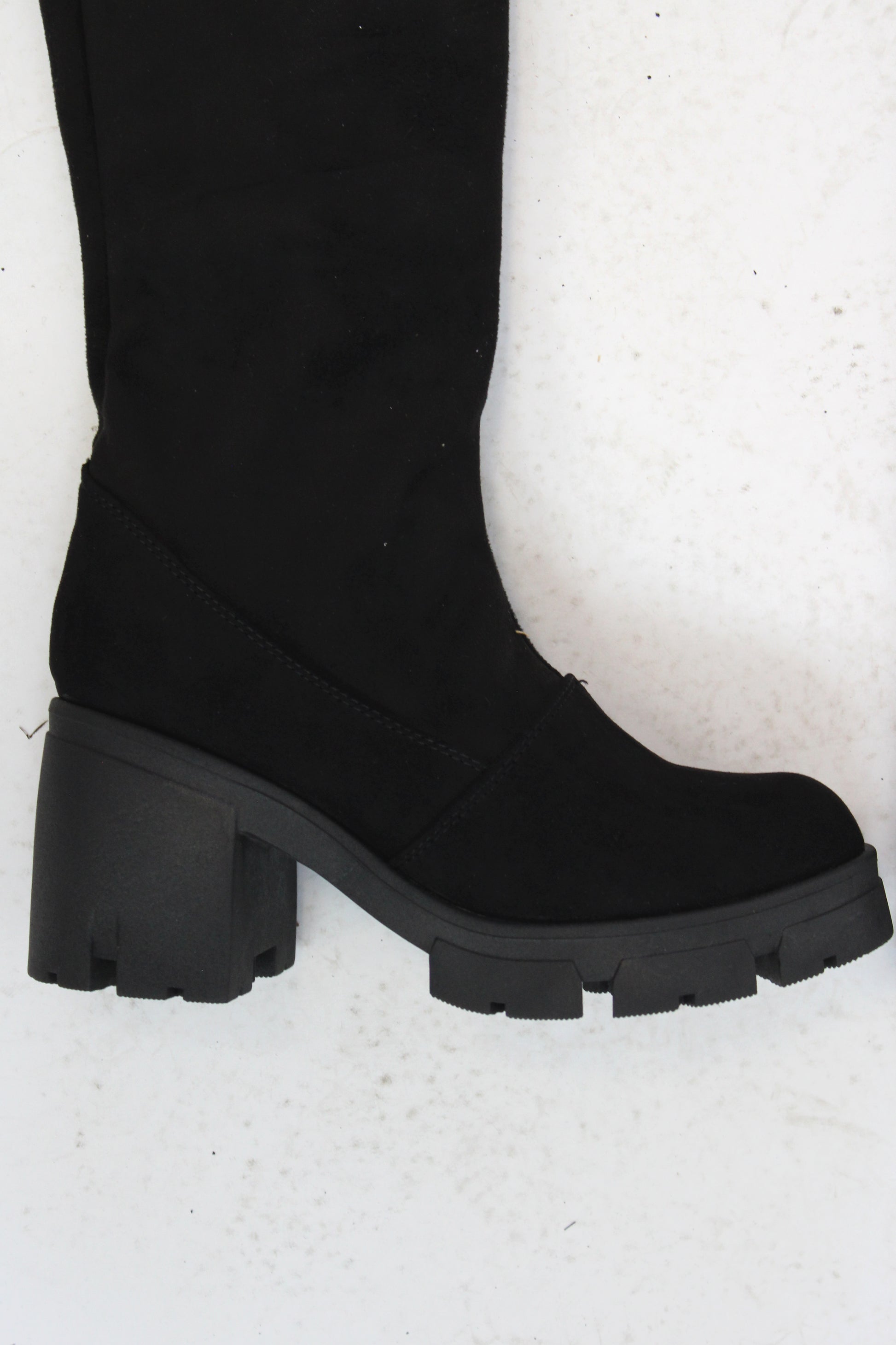 BT24 Bota Larga Nobuk con Ajuste
