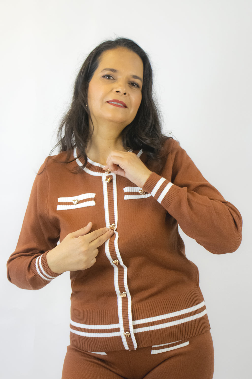 XC070 Conjunto Suéter con Botones Dorados Forma Corazón