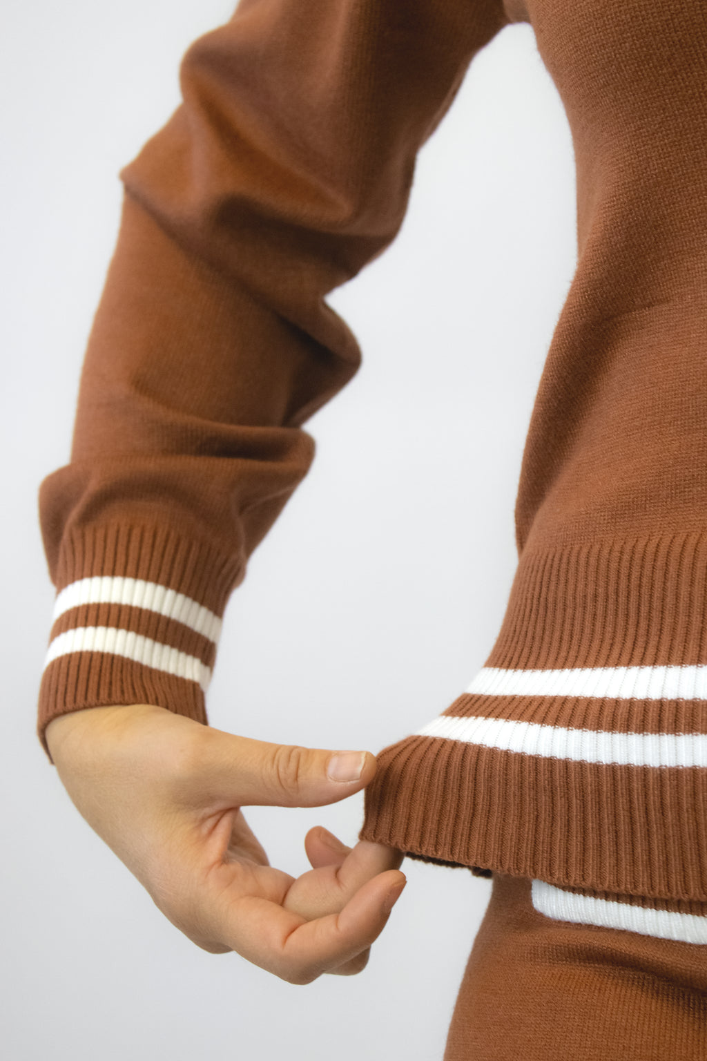 XC070 Conjunto Suéter con Botones Dorados Forma Corazón