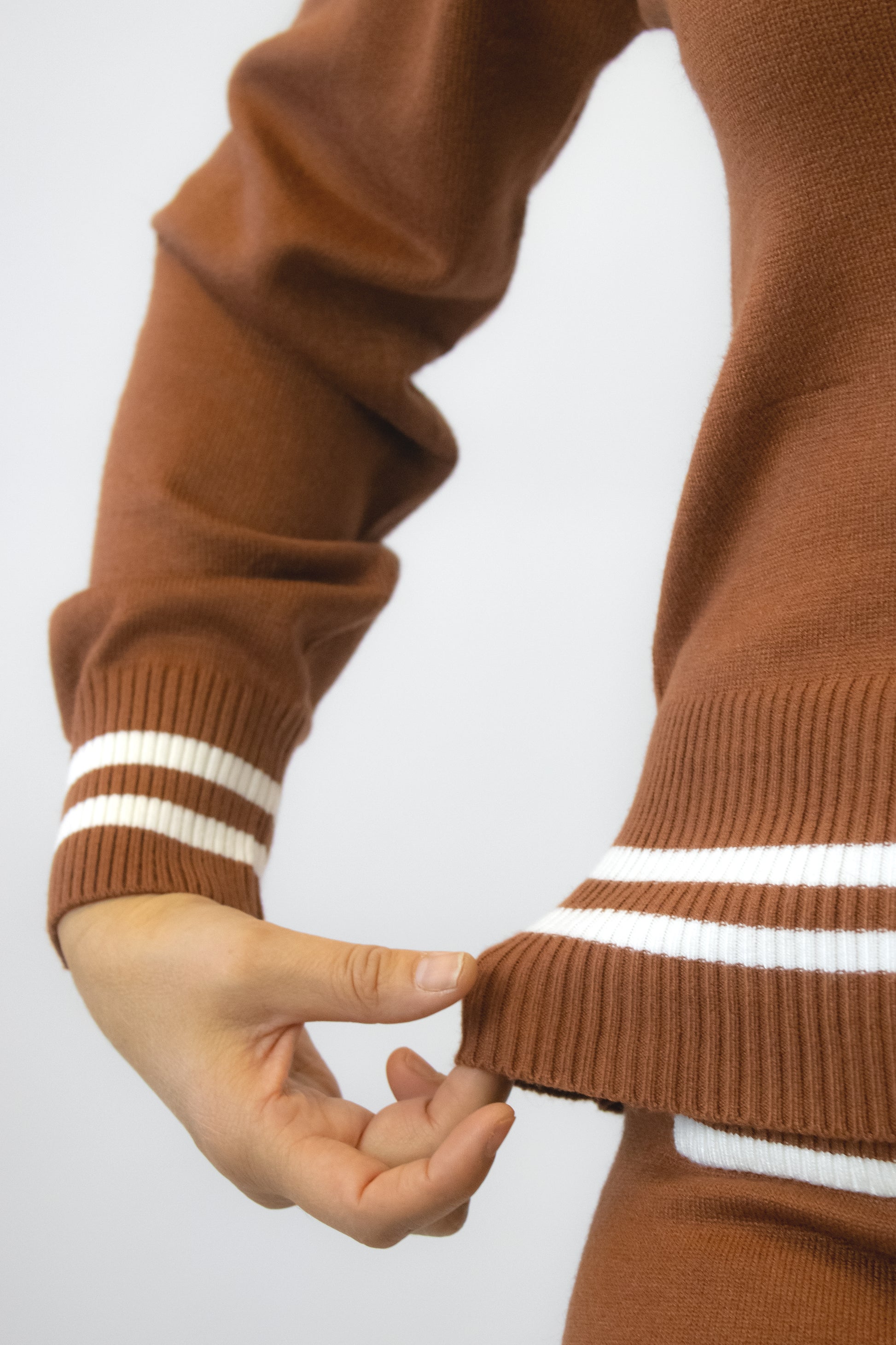 XC070 Conjunto Suéter con Botones Dorados Forma Corazón