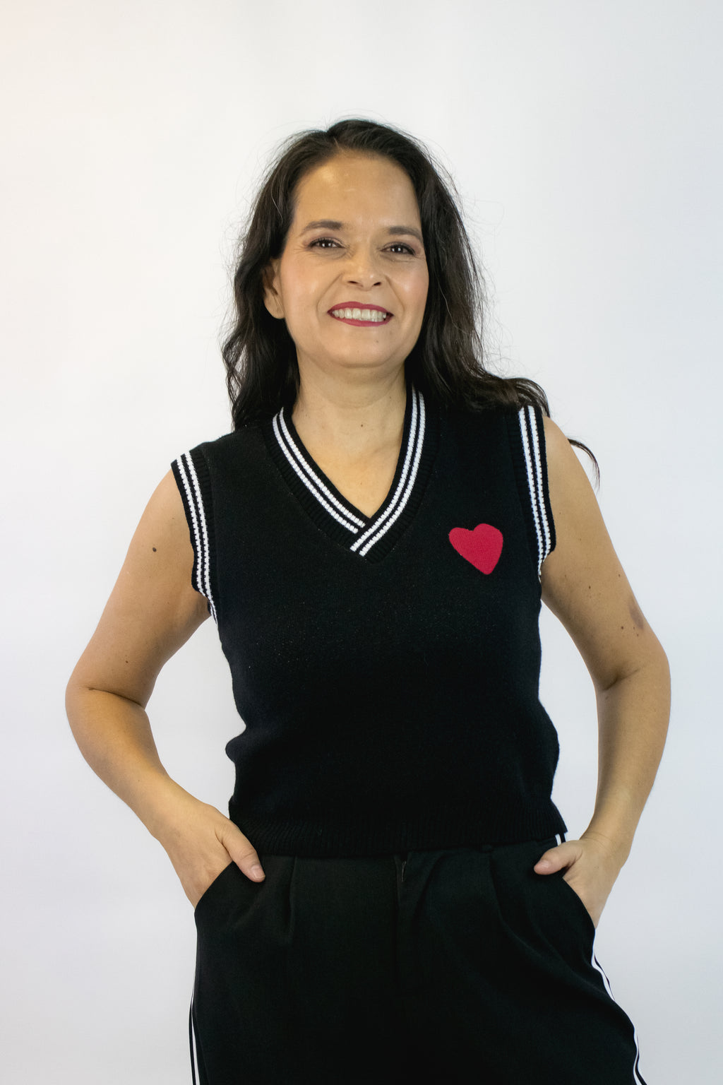 23122 Chaleco Bordes con Líneas y Corazón Bordado