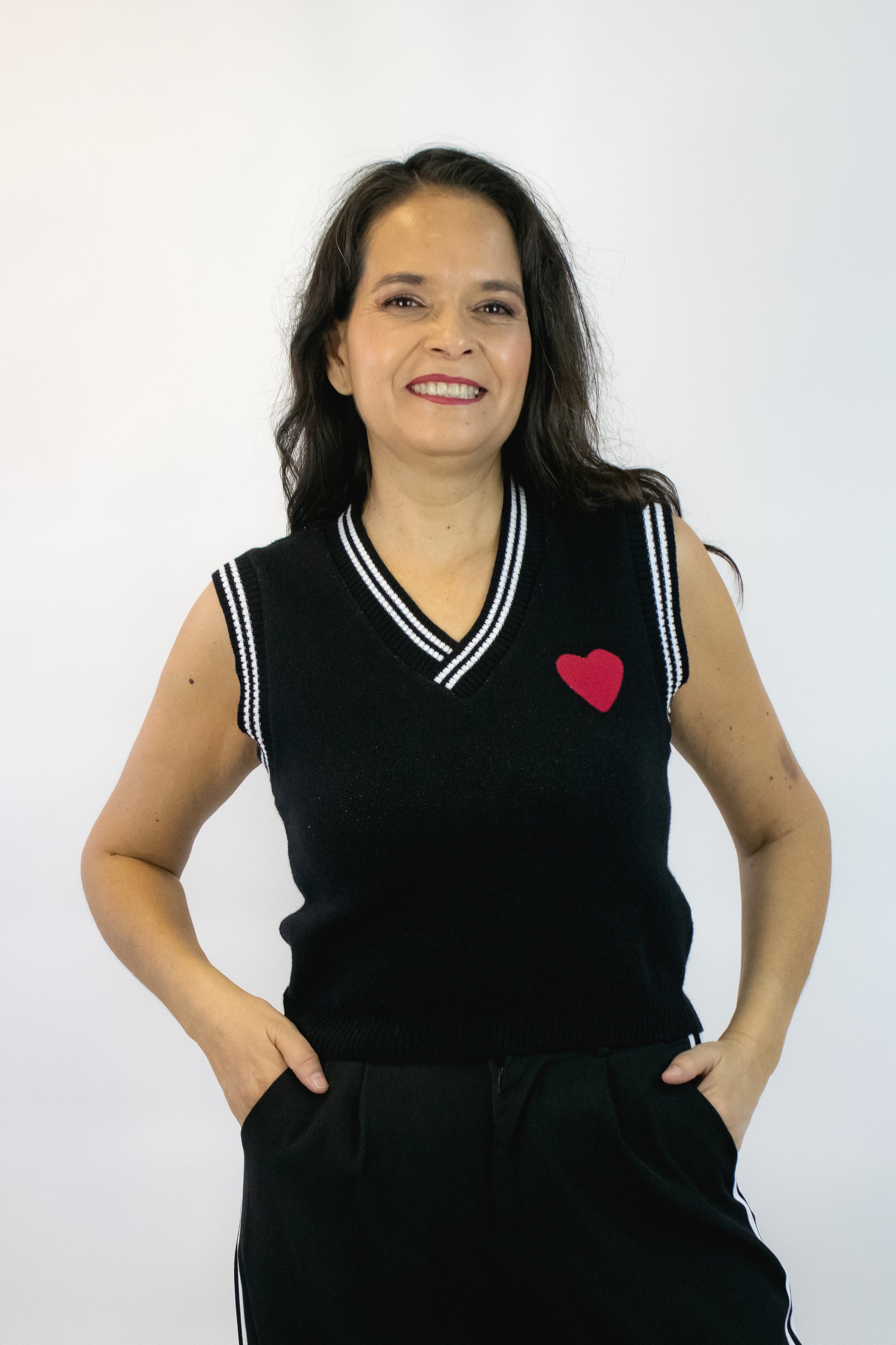 23122 Chaleco Bordes con Líneas y Corazón Bordado