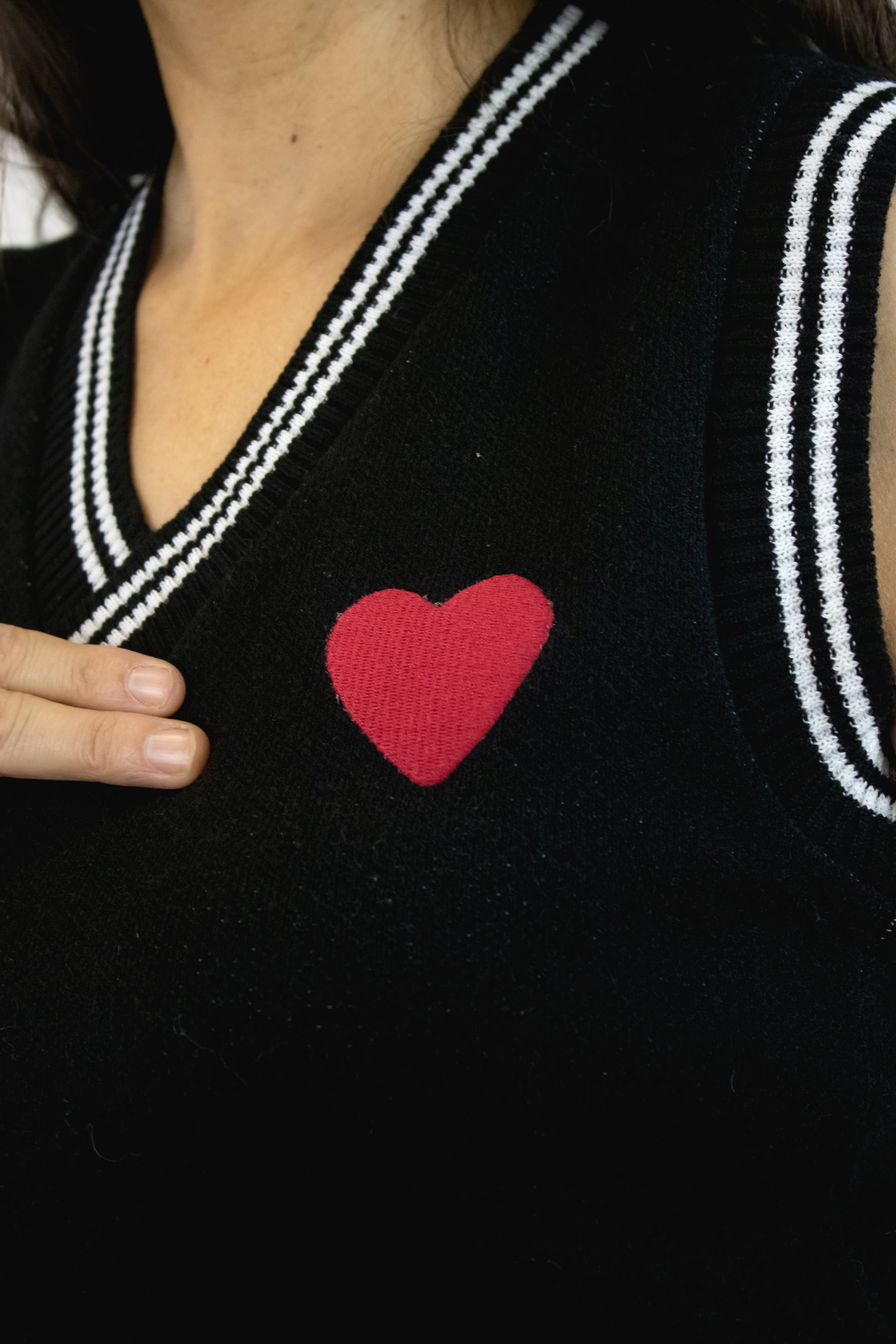23122 Chaleco Bordes con Líneas y Corazón Bordado