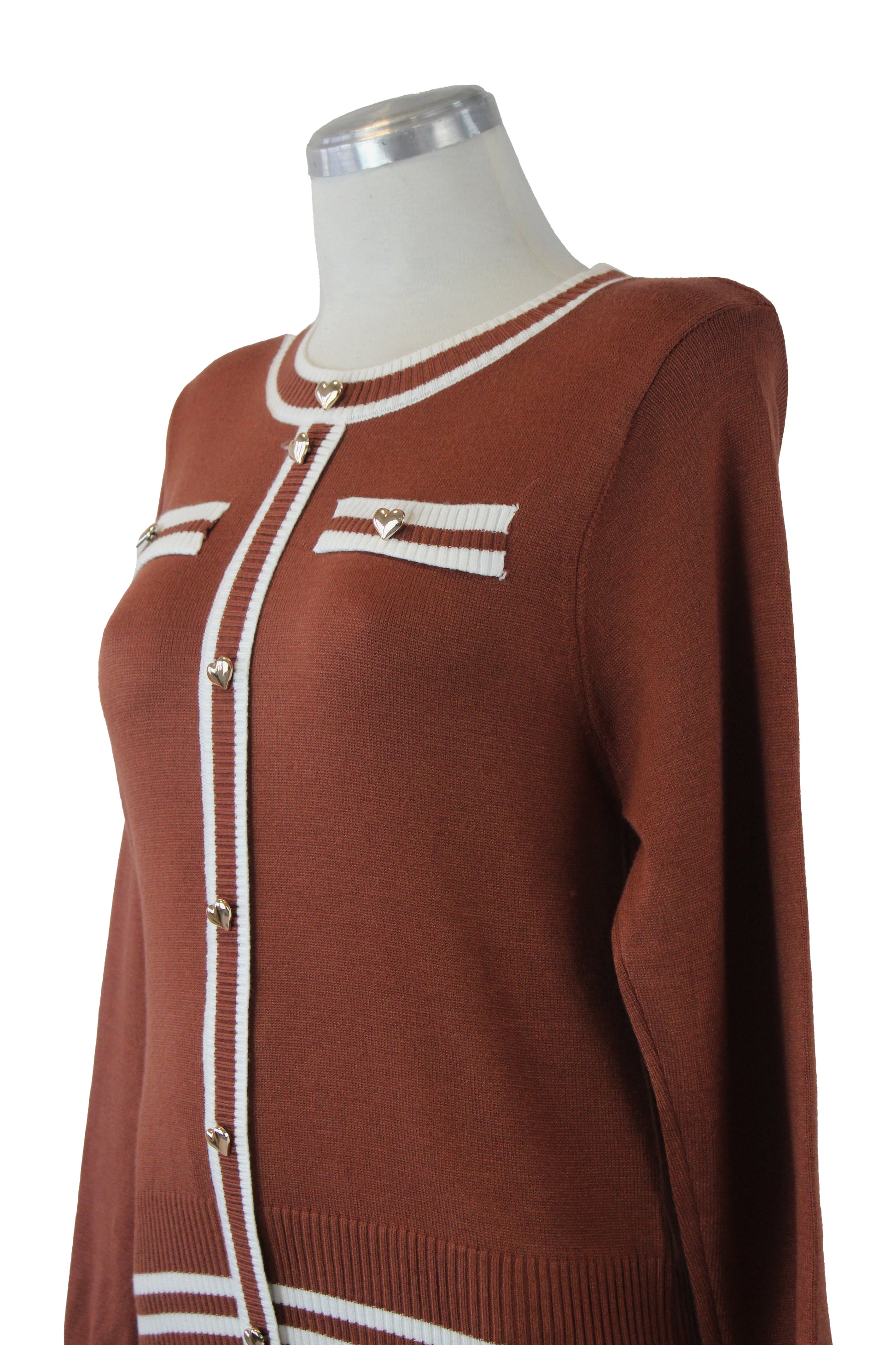 XC070 Conjunto Suéter con Botones Dorados Forma Corazón