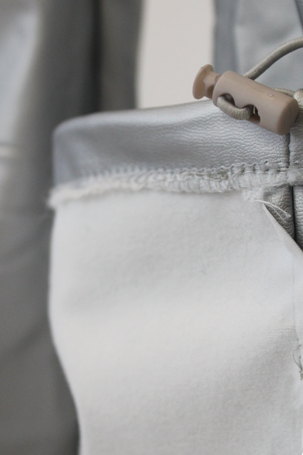 F53 Pantalón Recto Tipo Cargo de Vinipiel