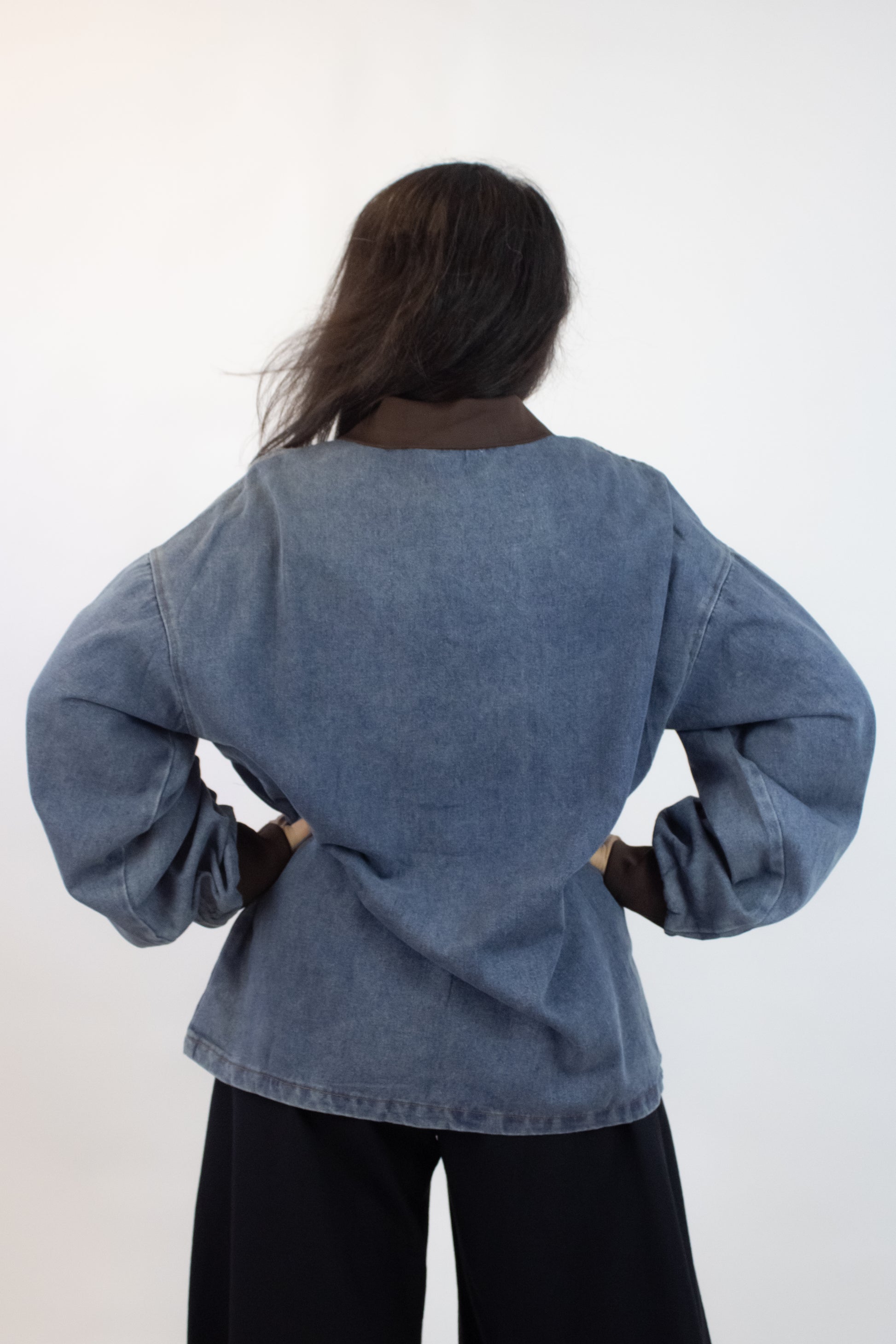T3384 Suéter de Mezclilla con Cuello Suave y Diseño Bordado