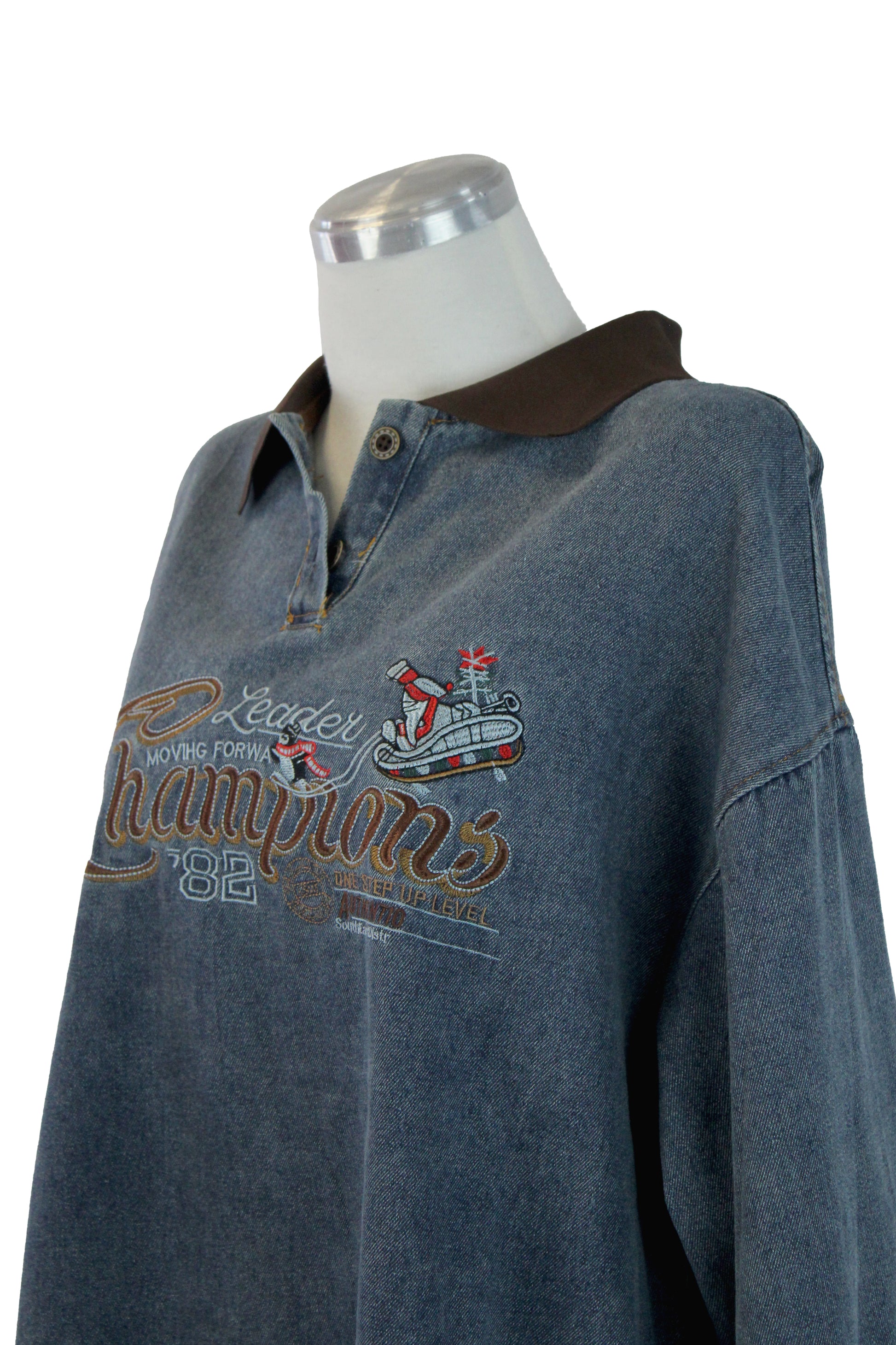T3384 Suéter de Mezclilla con Cuello Suave y Diseño Bordado