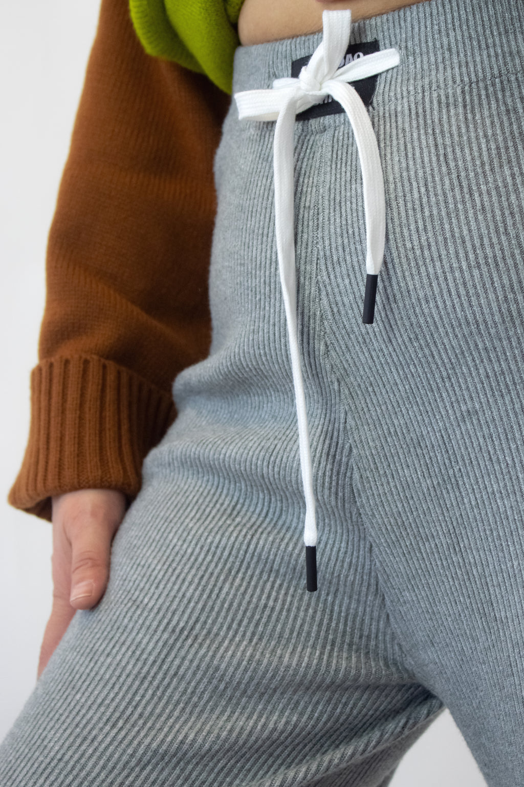 XE028 Pantalonera Rayas con Bordado Superior