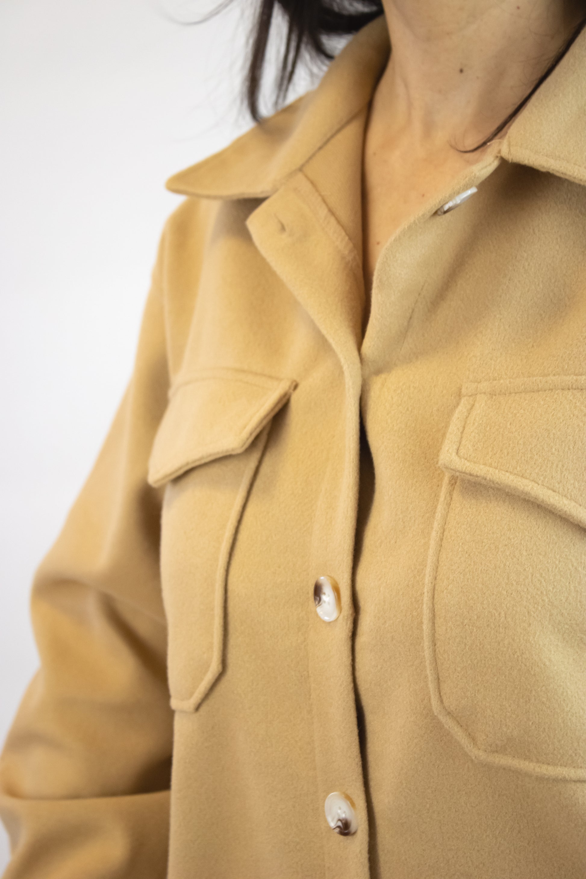 YD470 Chaqueta con Bolsillos y Botón Marmoleado