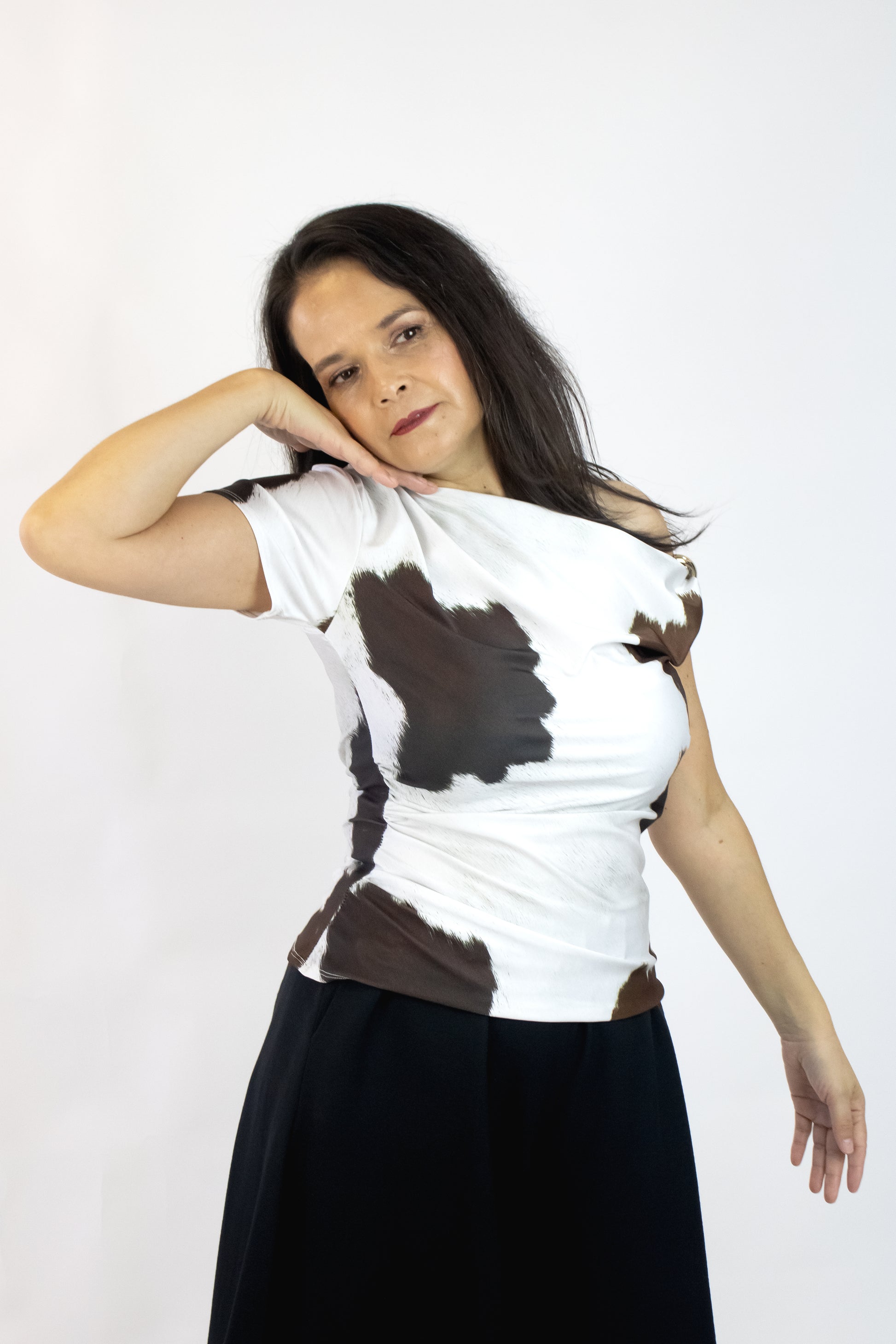 1260LV2J Blusa Estampado Vaca Accesorio Dorado en Manga