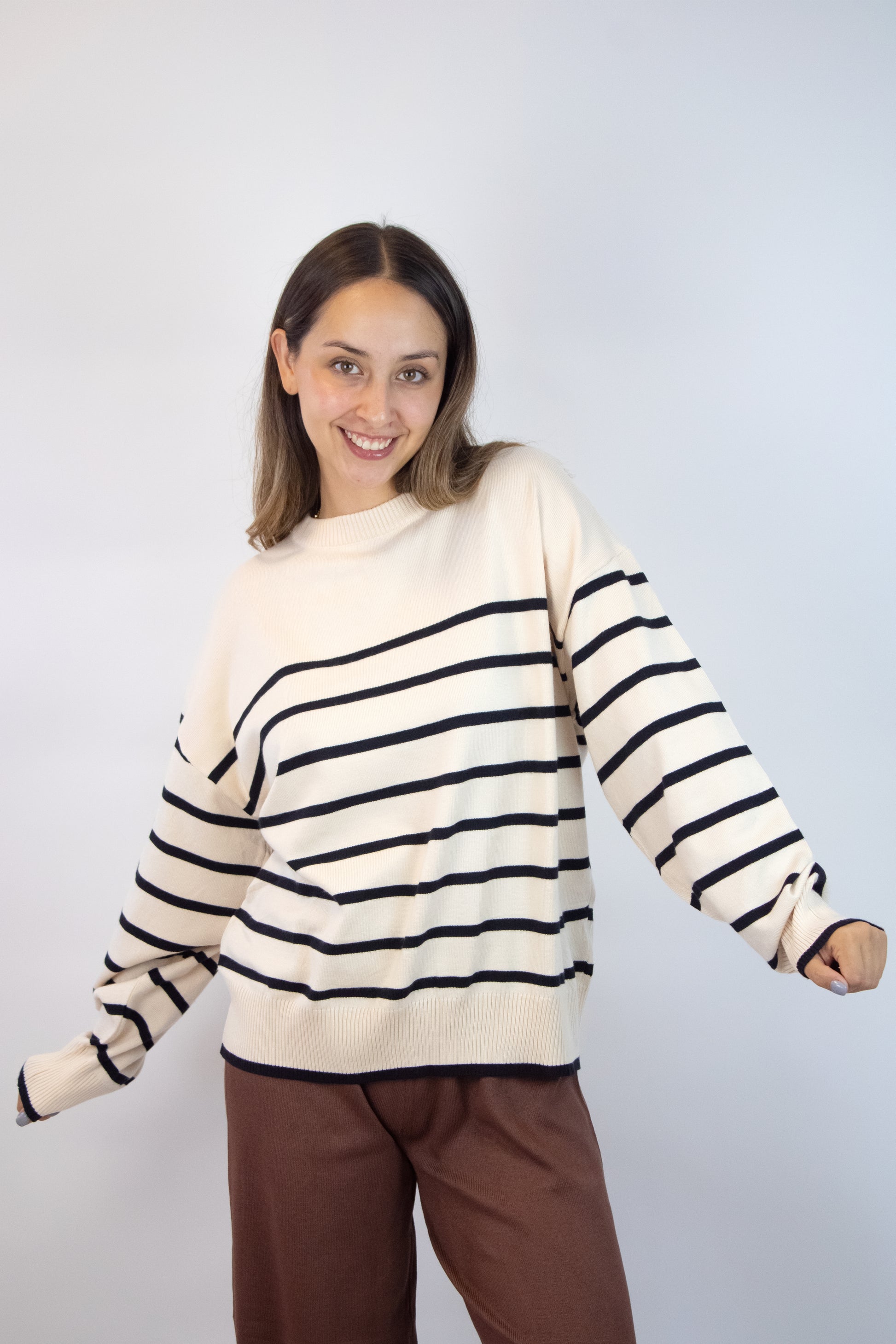 QQ856 Suéter Con Líneas Horizontales Cuello Redondo